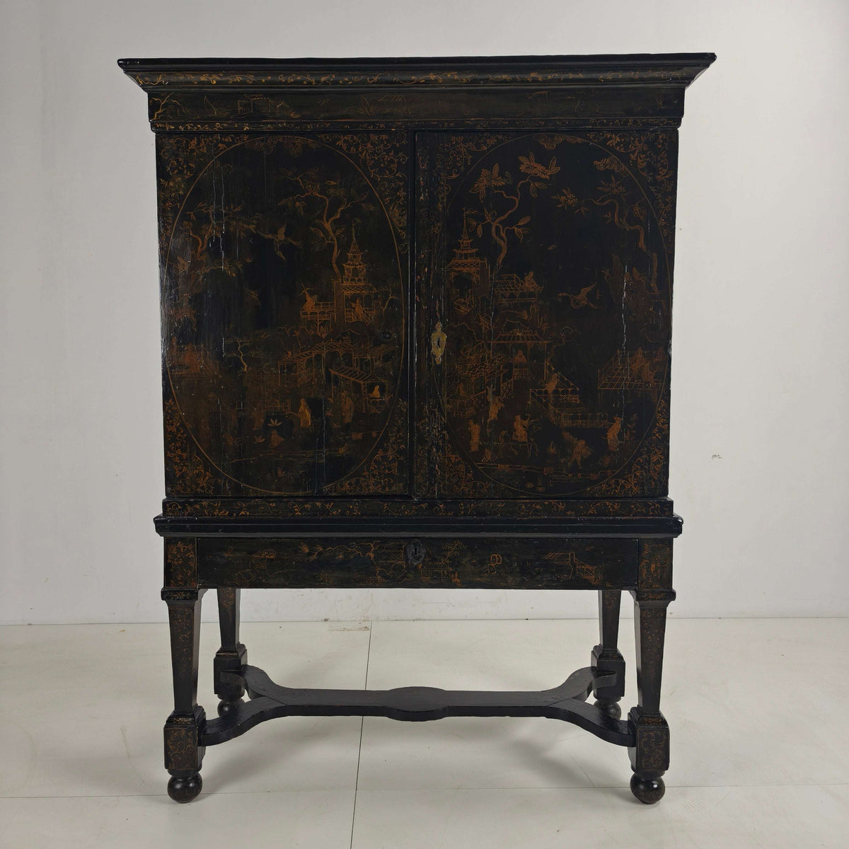 A rare early 18th-century Dutch japanned chinoiserie cabinet, circa 1700 A rare early 18th-century Dutch japanned chinoiserie cabinet, circa 1700