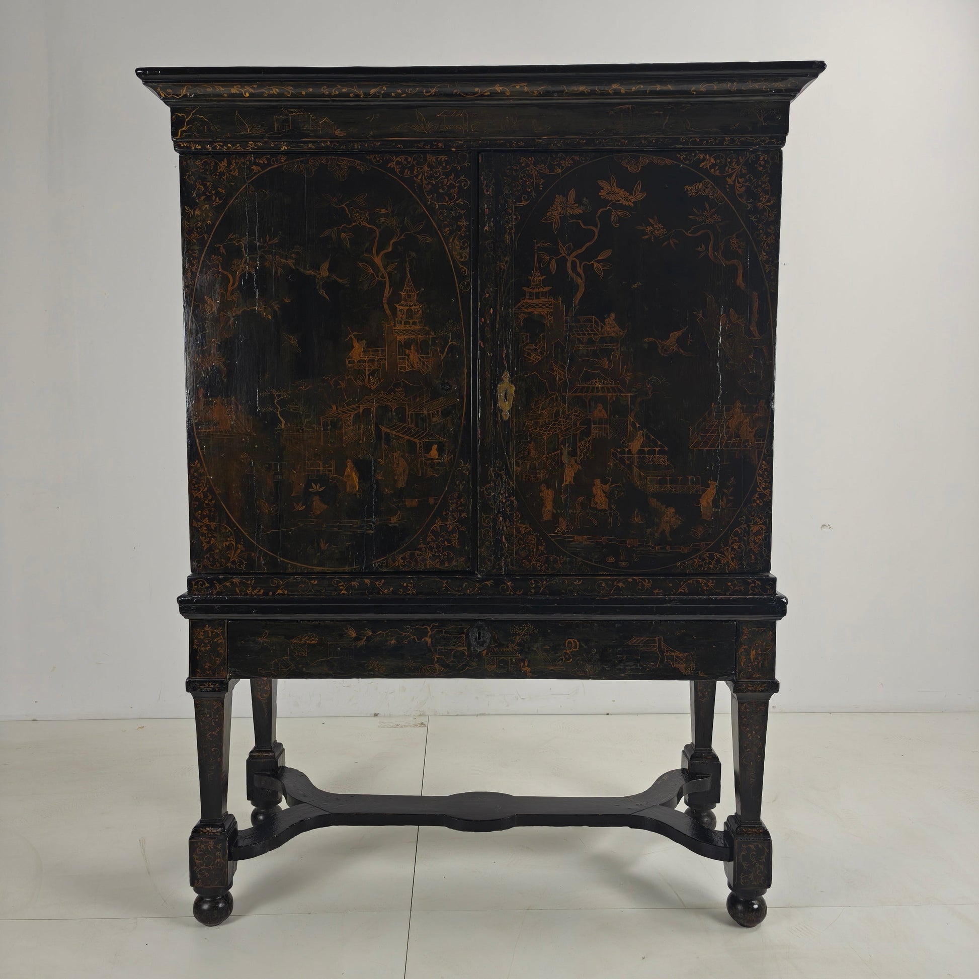 A rare early 18th-century Dutch japanned chinoiserie cabinet, circa 1700 A rare early 18th-century Dutch japanned chinoiserie cabinet, circa 1700