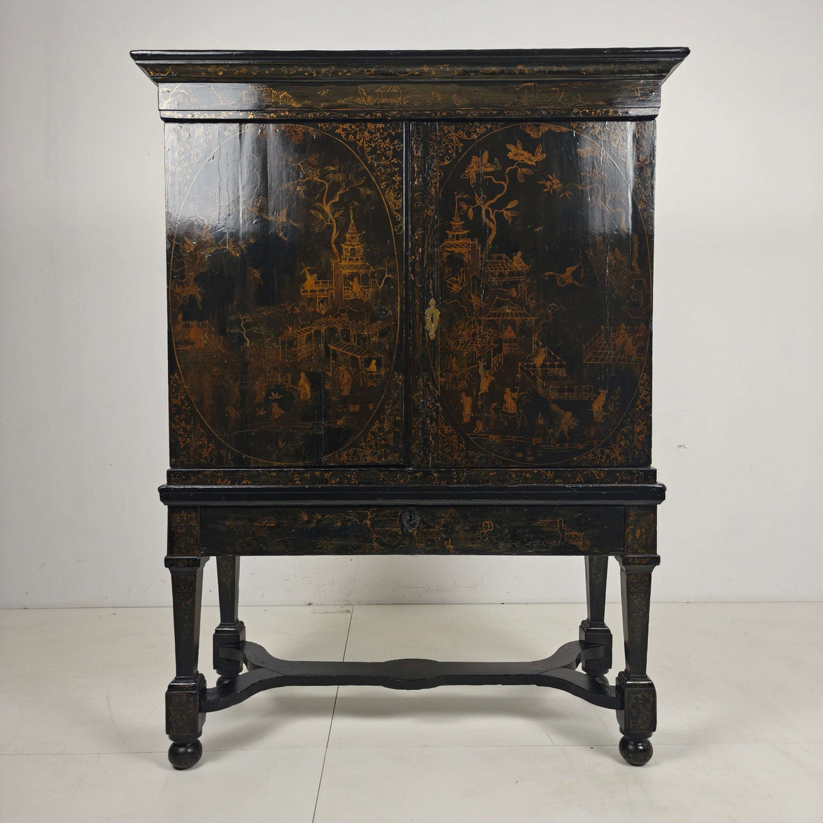 A rare early 18th-century Dutch japanned chinoiserie cabinet, circa 1700 A rare early 18th-century Dutch japanned chinoiserie cabinet, circa 1700