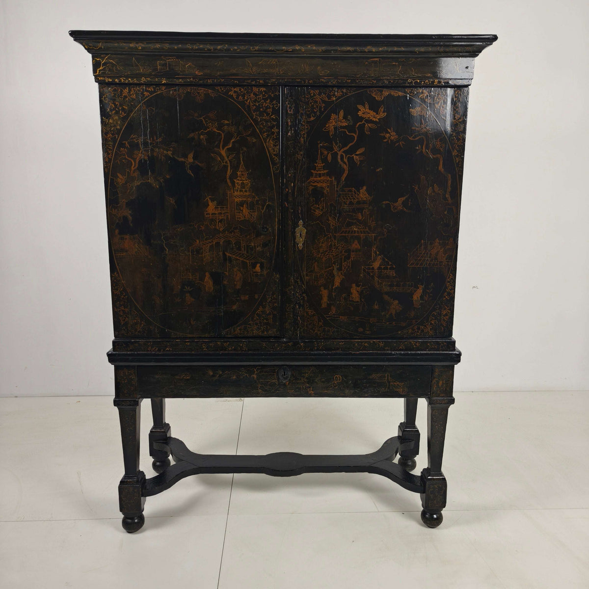 A rare early 18th-century Dutch japanned chinoiserie cabinet, circa 1700 A rare early 18th-century Dutch japanned chinoiserie cabinet, circa 1700
