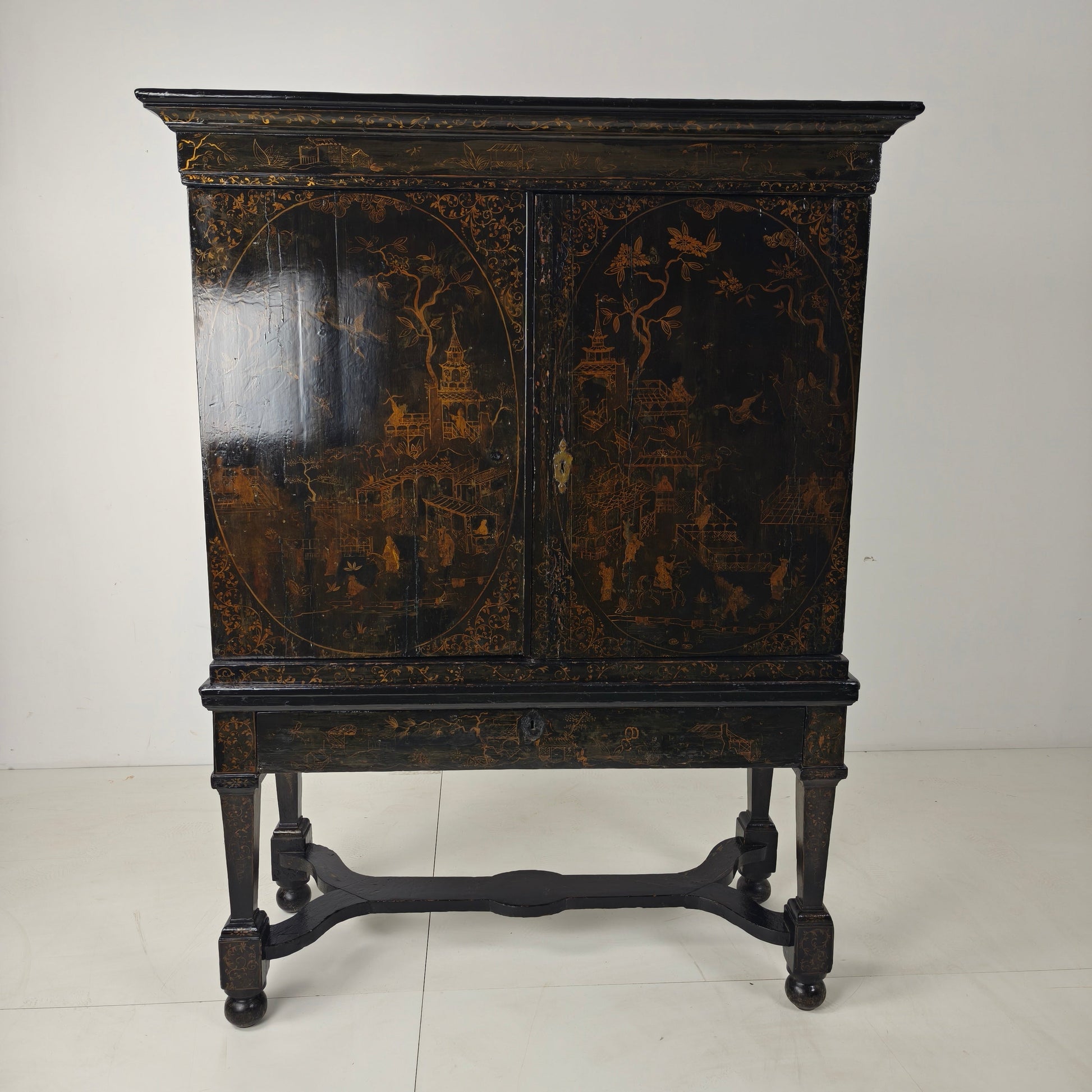 A rare early 18th-century Dutch japanned chinoiserie cabinet, circa 1700 A rare early 18th-century Dutch japanned chinoiserie cabinet, circa 1700