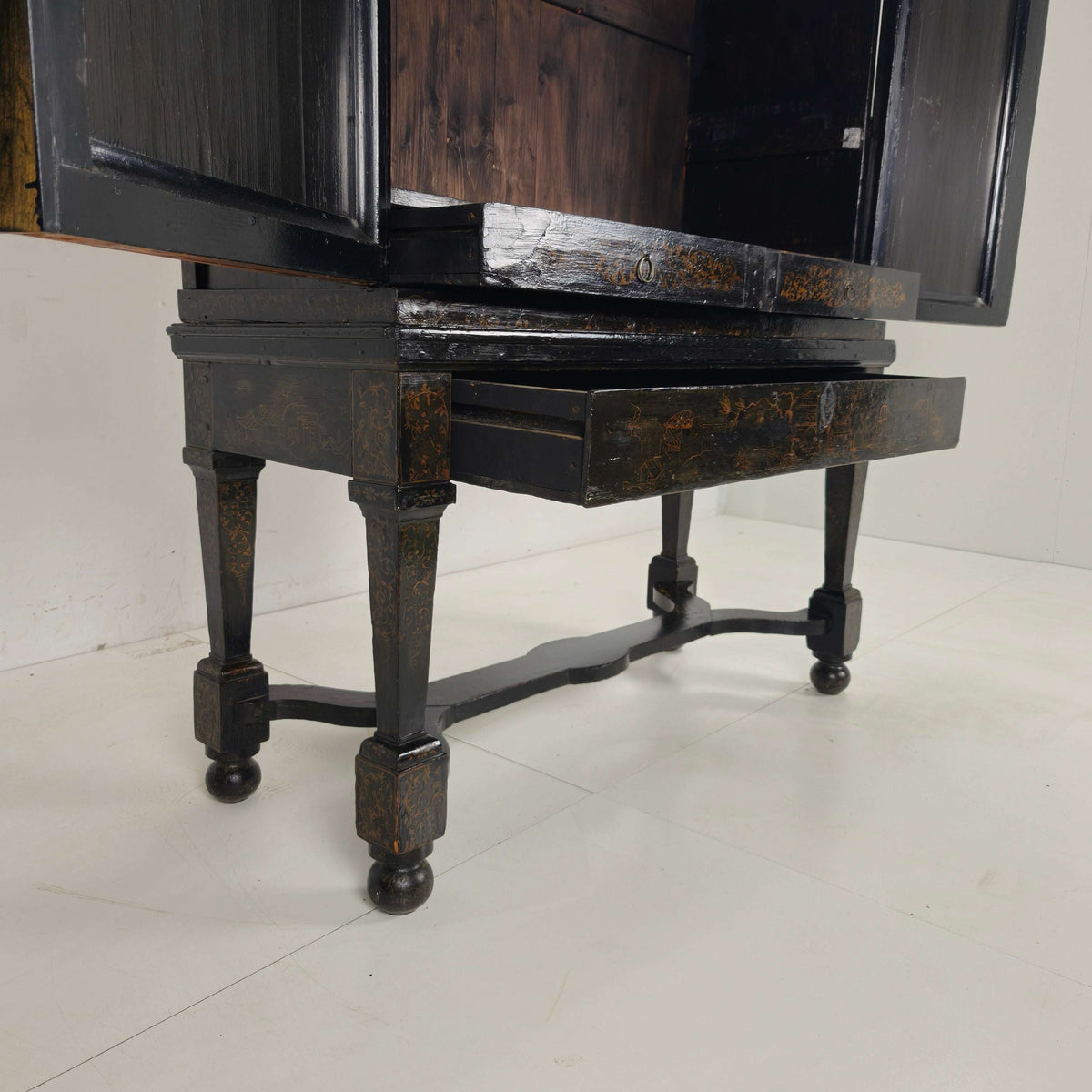 A rare early 18th-century Dutch japanned chinoiserie cabinet, circa 1700 A rare early 18th-century Dutch japanned chinoiserie cabinet, circa 1700