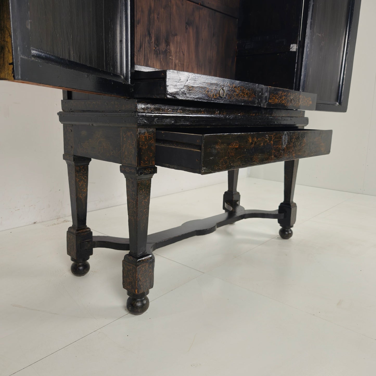 A rare early 18th-century Dutch japanned chinoiserie cabinet, circa 1700 A rare early 18th-century Dutch japanned chinoiserie cabinet, circa 1700
