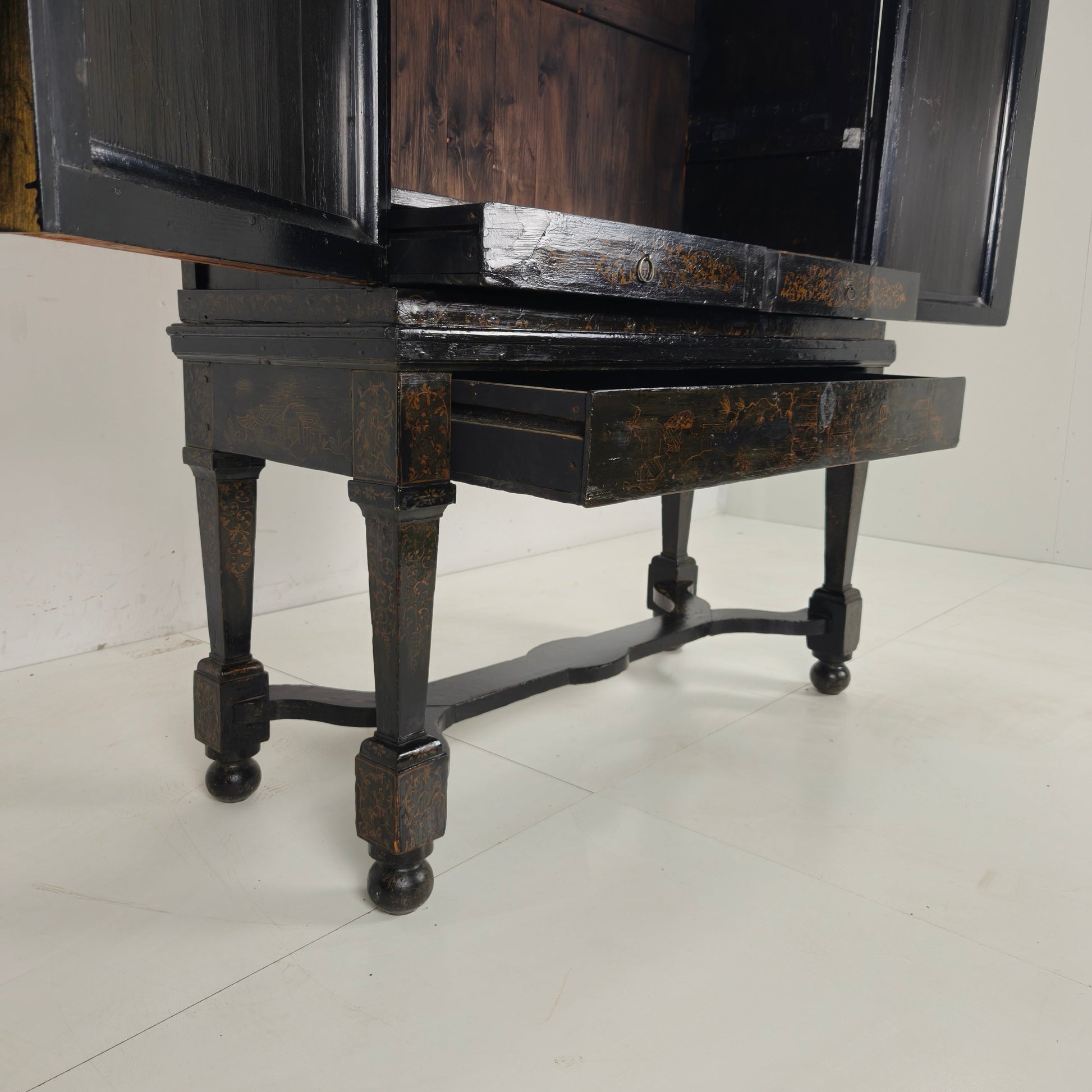 A rare early 18th-century Dutch japanned chinoiserie cabinet, circa 1700 A rare early 18th-century Dutch japanned chinoiserie cabinet, circa 1700