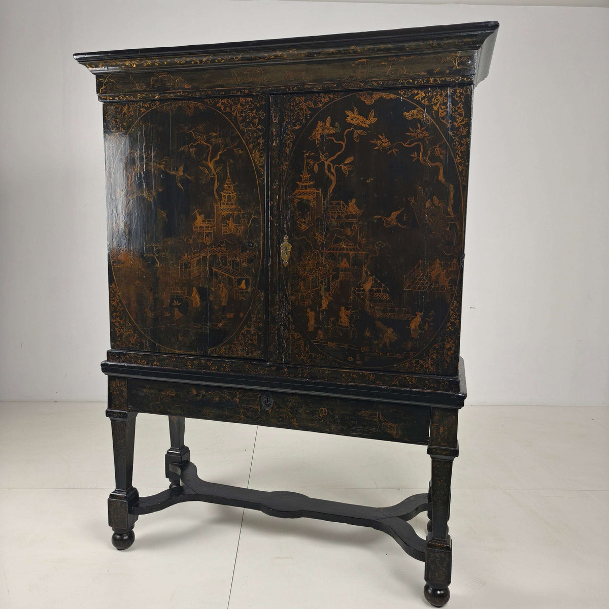 A rare early 18th-century Dutch japanned chinoiserie cabinet, circa 1700 A rare early 18th-century Dutch japanned chinoiserie cabinet, circa 1700