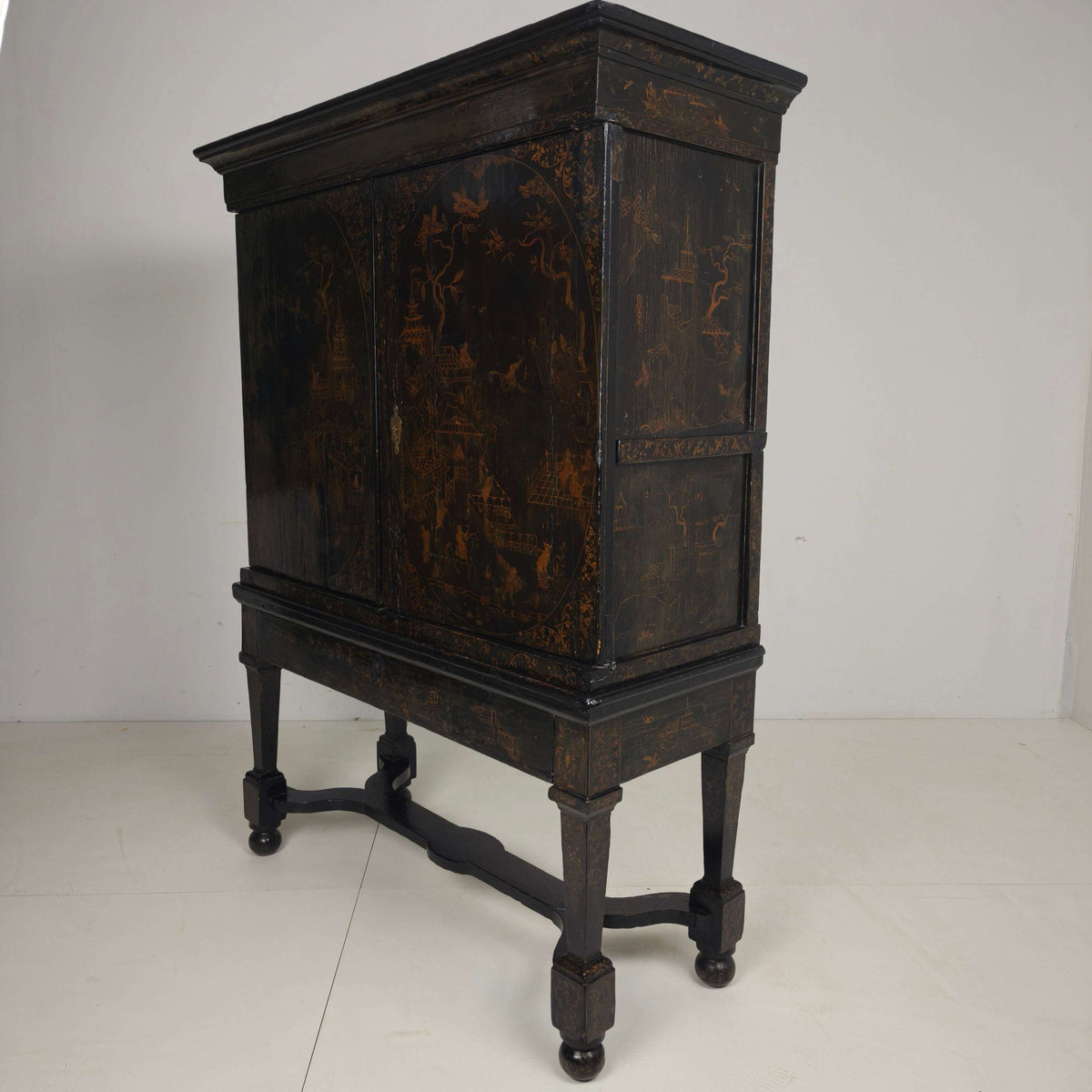 A rare early 18th-century Dutch japanned chinoiserie cabinet, circa 1700 A rare early 18th-century Dutch japanned chinoiserie cabinet, circa 1700