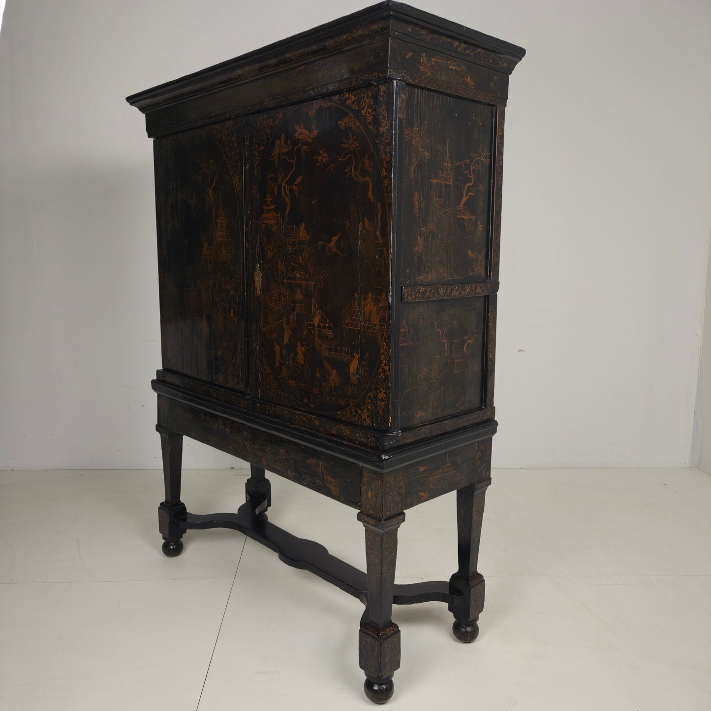 A rare early 18th-century Dutch japanned chinoiserie cabinet, circa 1700 A rare early 18th-century Dutch japanned chinoiserie cabinet, circa 1700
