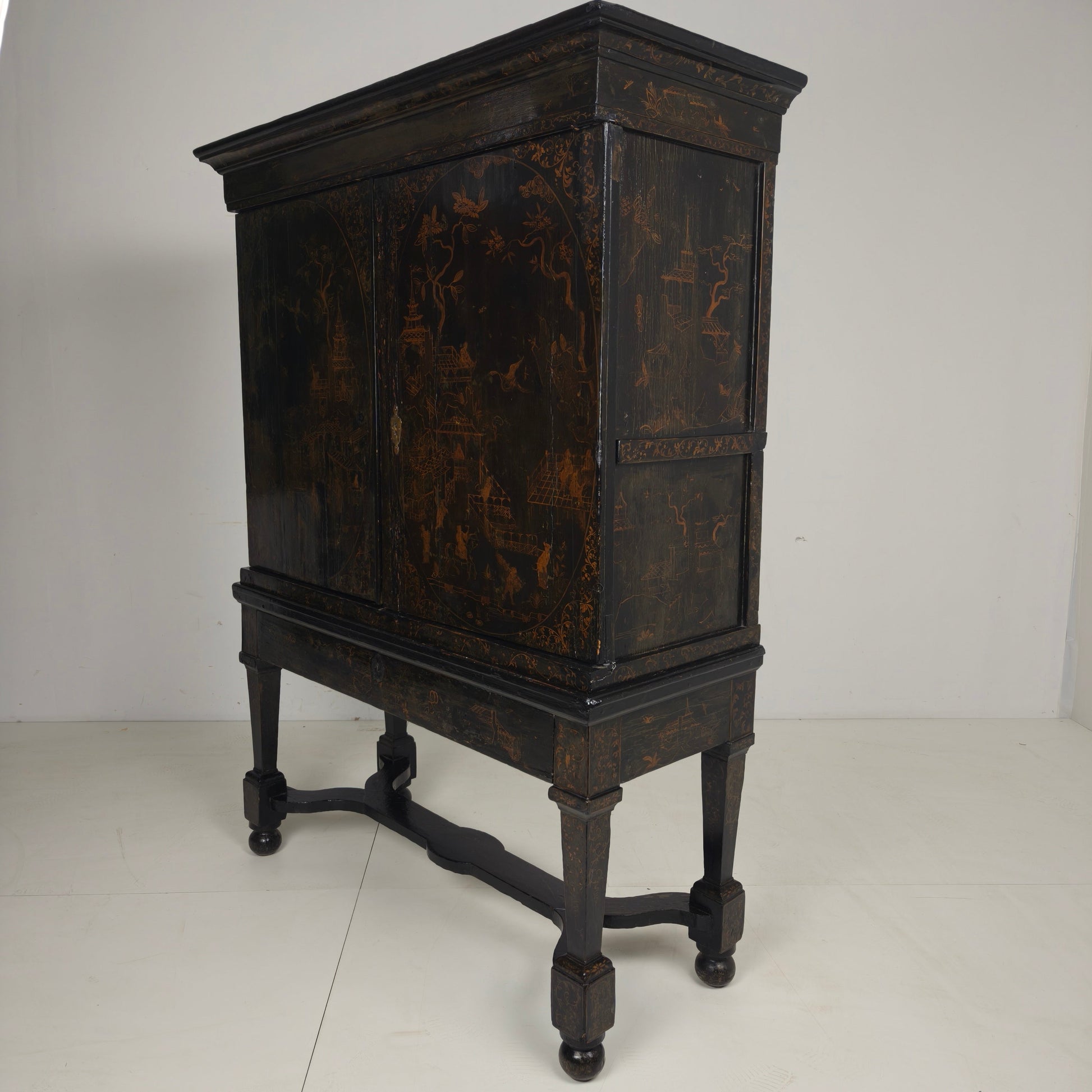 A rare early 18th-century Dutch japanned chinoiserie cabinet, circa 1700 A rare early 18th-century Dutch japanned chinoiserie cabinet, circa 1700
