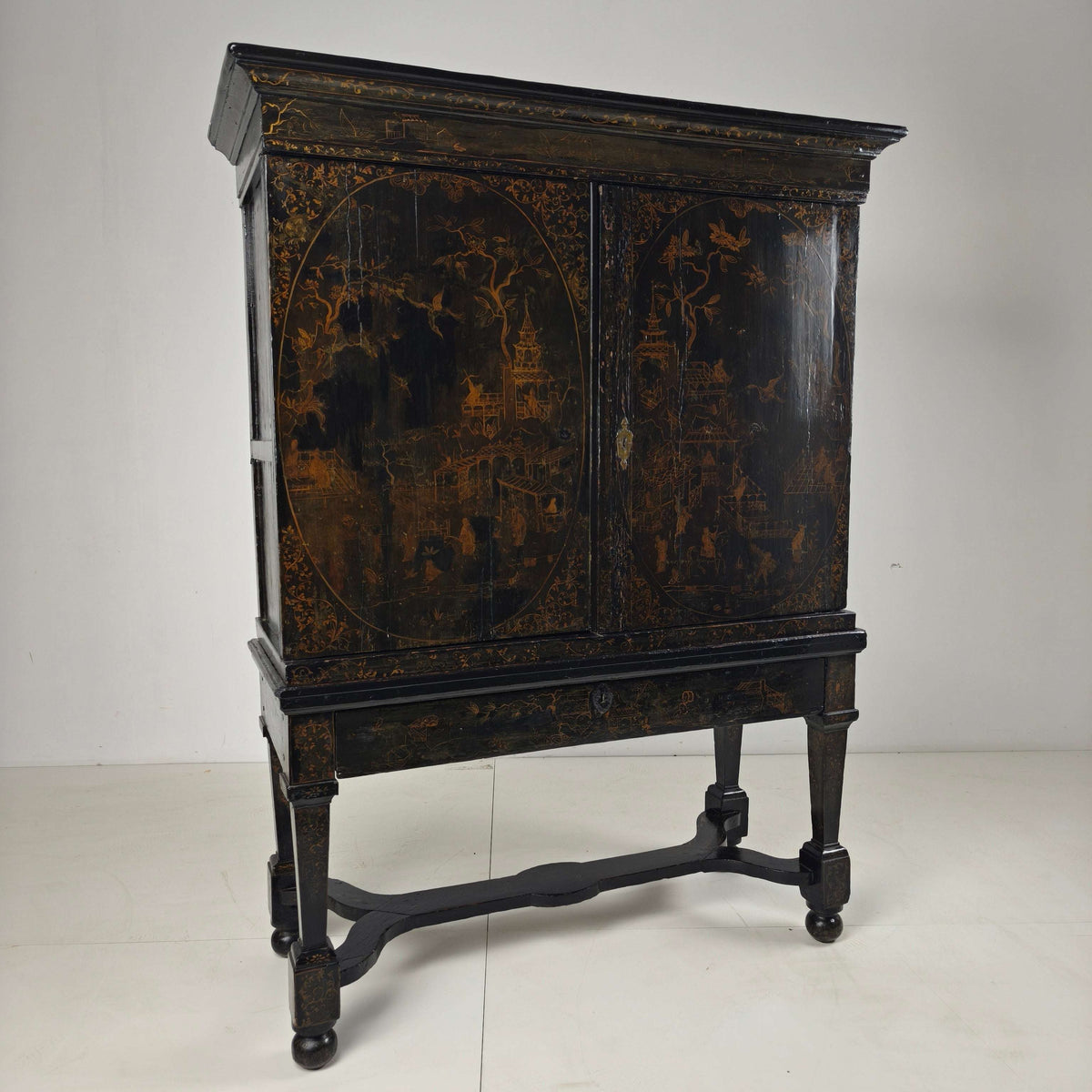 A rare early 18th-century Dutch japanned chinoiserie cabinet, circa 1700 A rare early 18th-century Dutch japanned chinoiserie cabinet, circa 1700