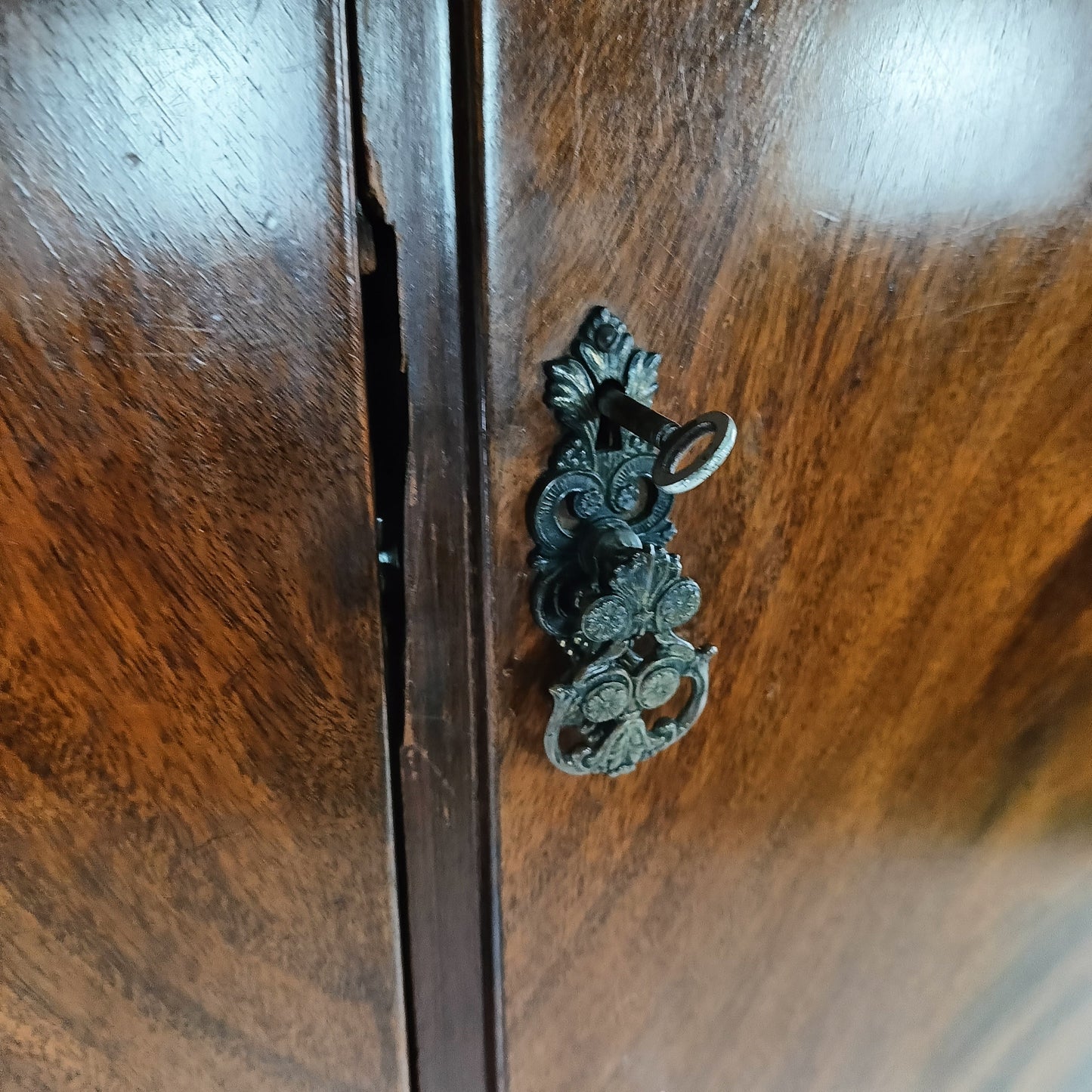 Amazing English Art Deco Burrnut Wardrobe Amazing English Art Deco Burrnut Wardrobe