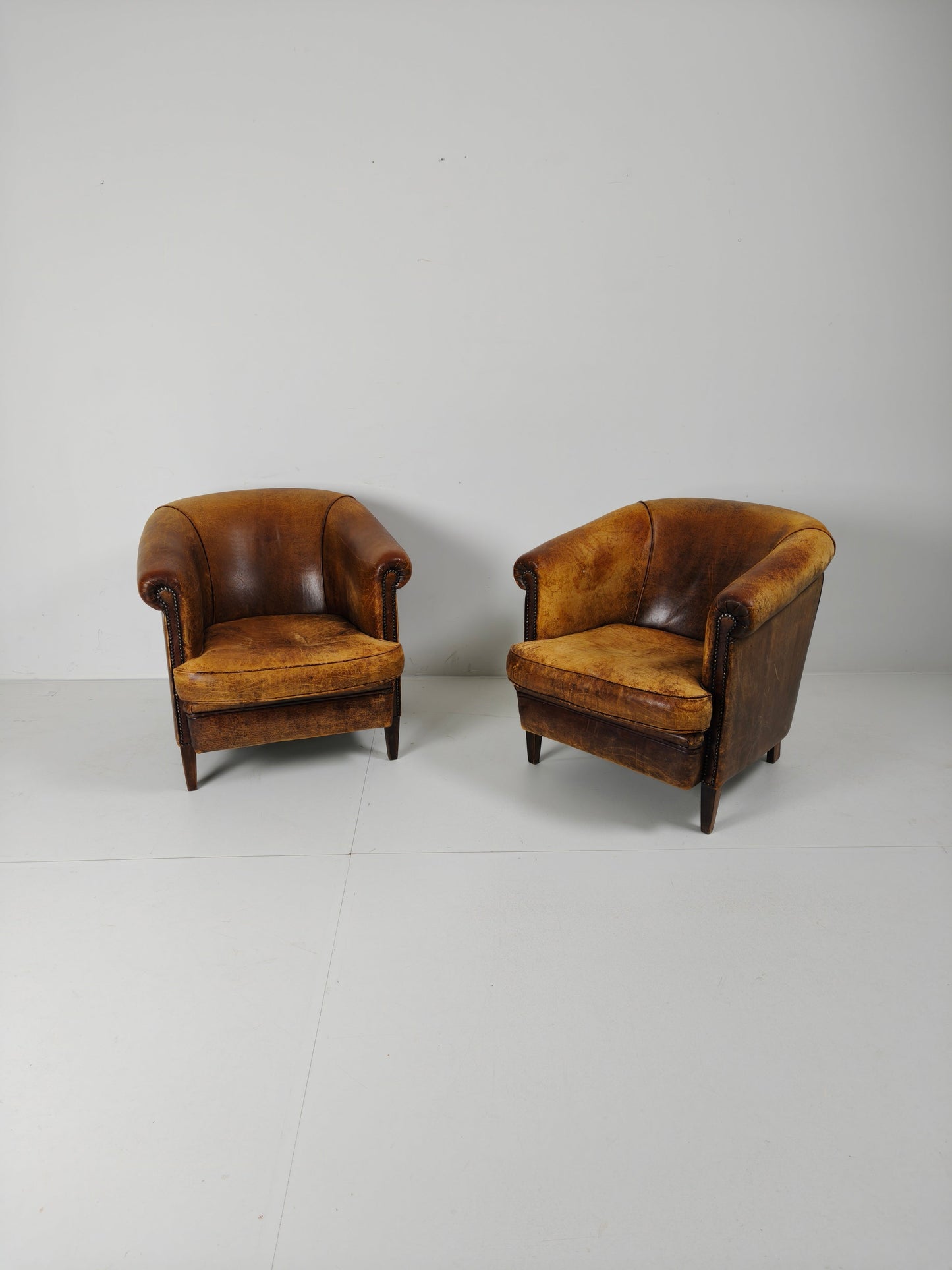 Amazing Patinated Sheep Leather Set of Chairs Amazing Patinated Sheep Leather Set of Chairs