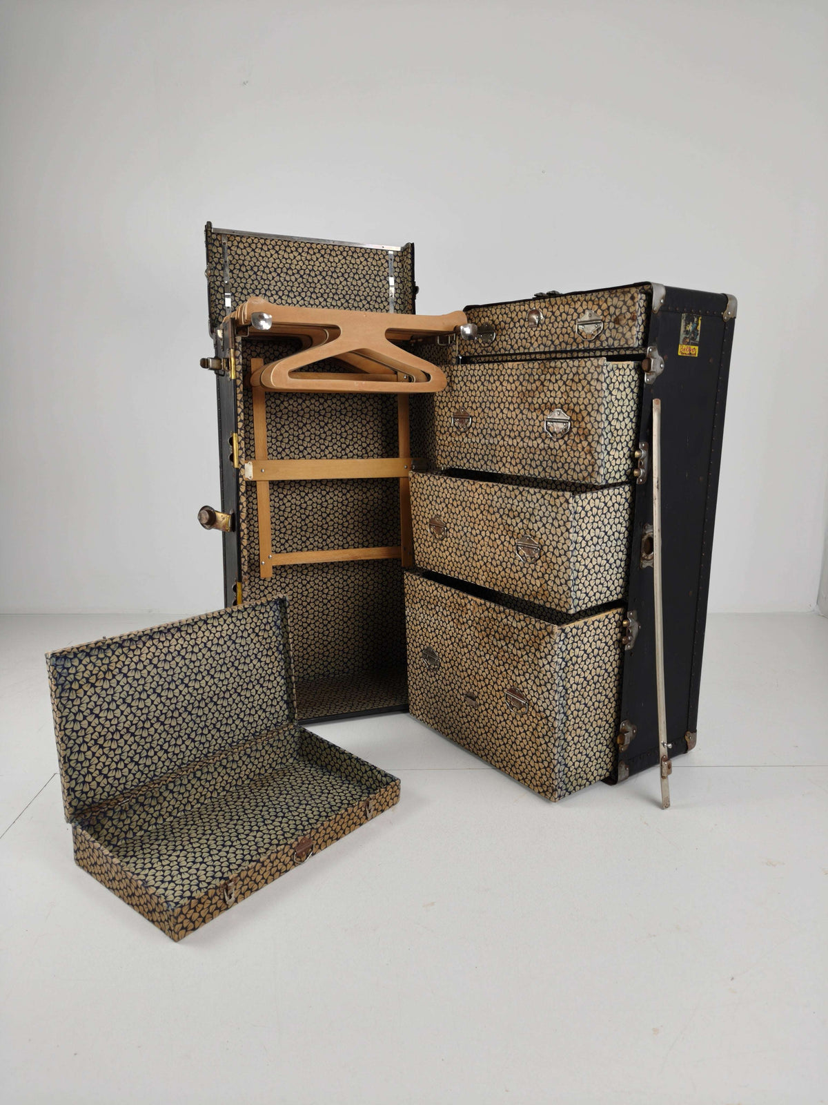 Antique 1924 Belber Black Leather Steamer Trunk - Large Travel Wardrobe Antique 1924 Belber Black Leather Steamer Trunk - Large Travel Wardrobe