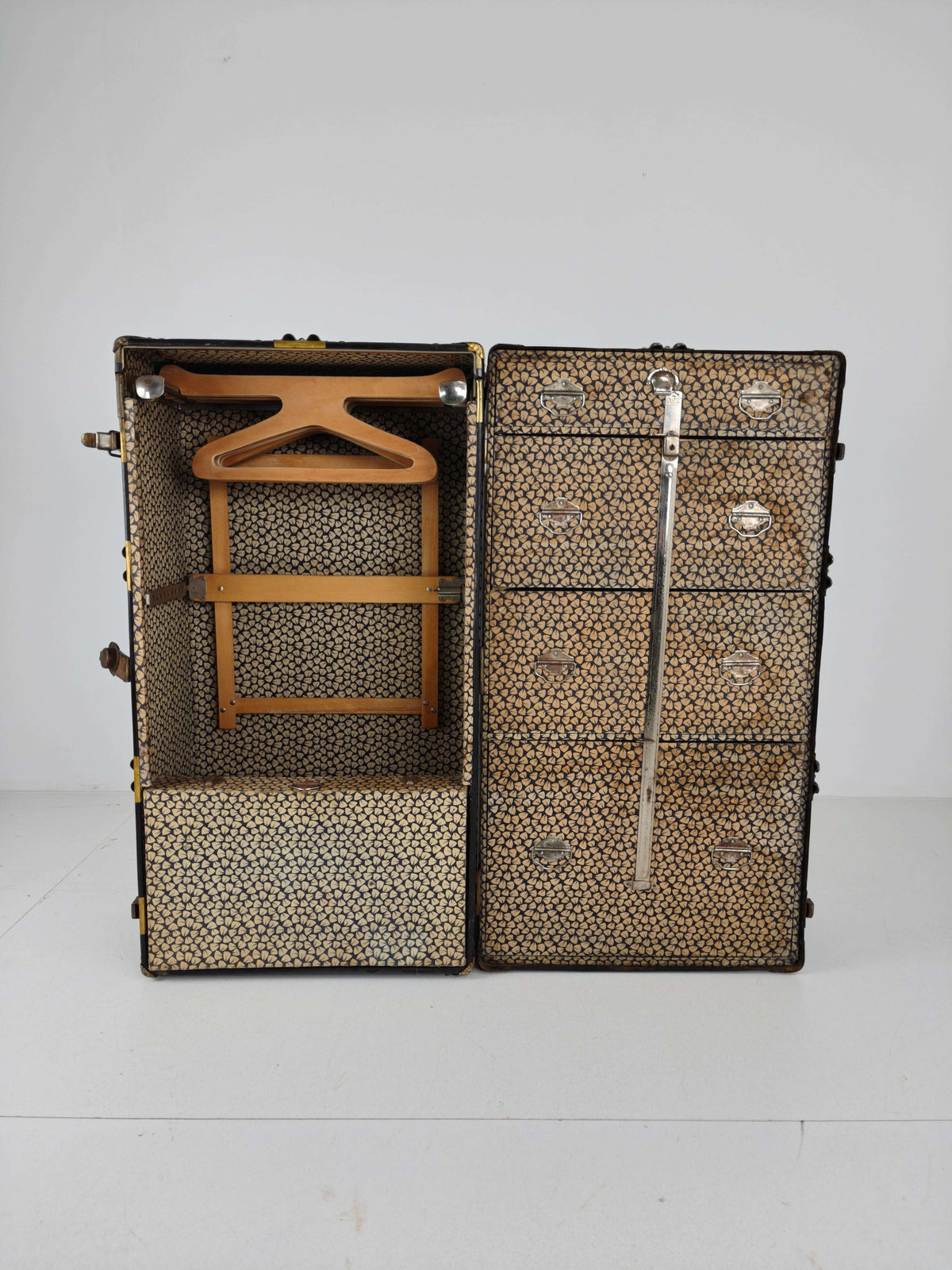 Antique 1924 Belber Black Leather Steamer Trunk - Large Travel Wardrobe Antique 1924 Belber Black Leather Steamer Trunk - Large Travel Wardrobe