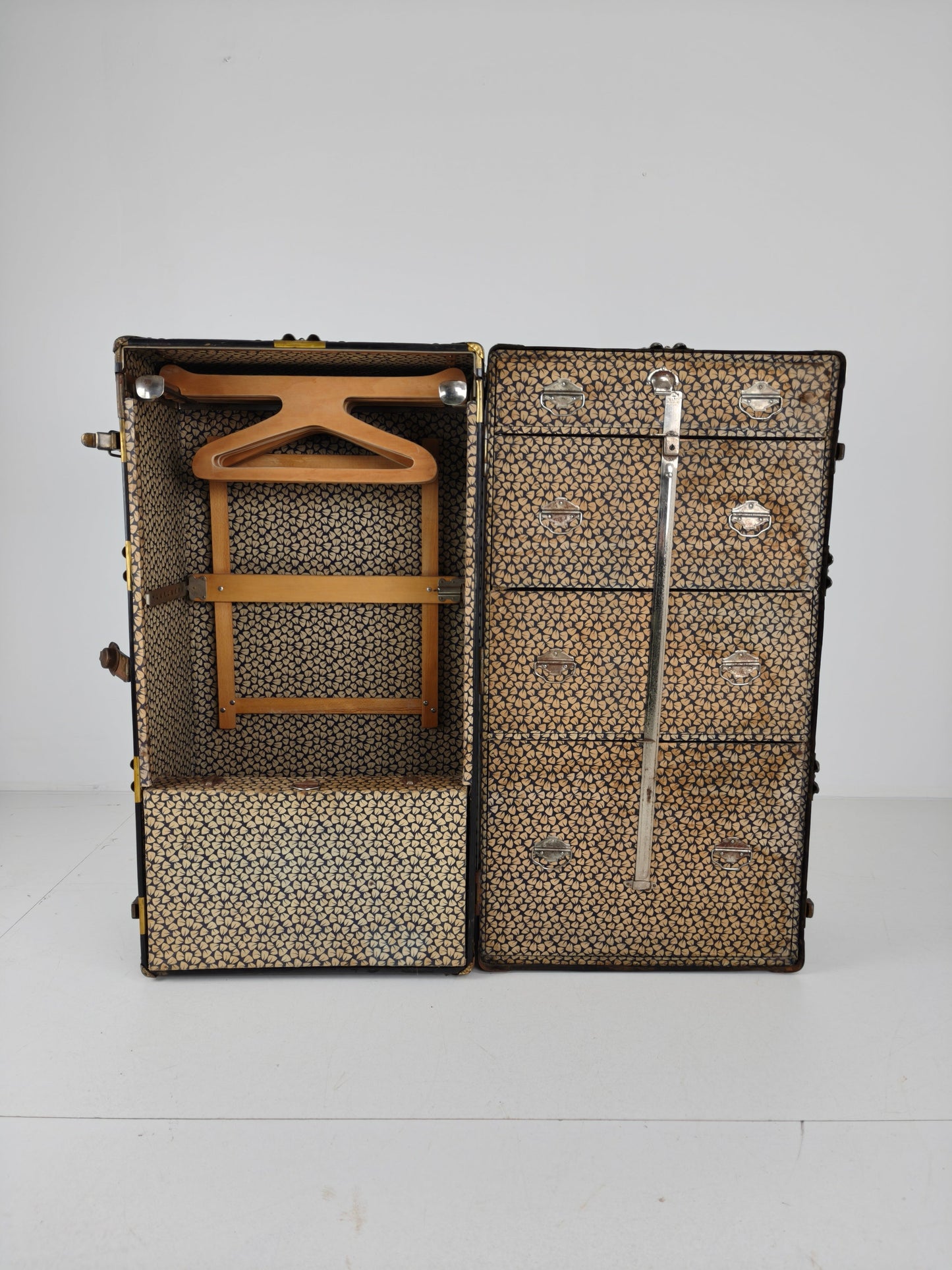 Antique 1924 Belber Black Leather Steamer Trunk - Large Travel Wardrobe Antique 1924 Belber Black Leather Steamer Trunk - Large Travel Wardrobe