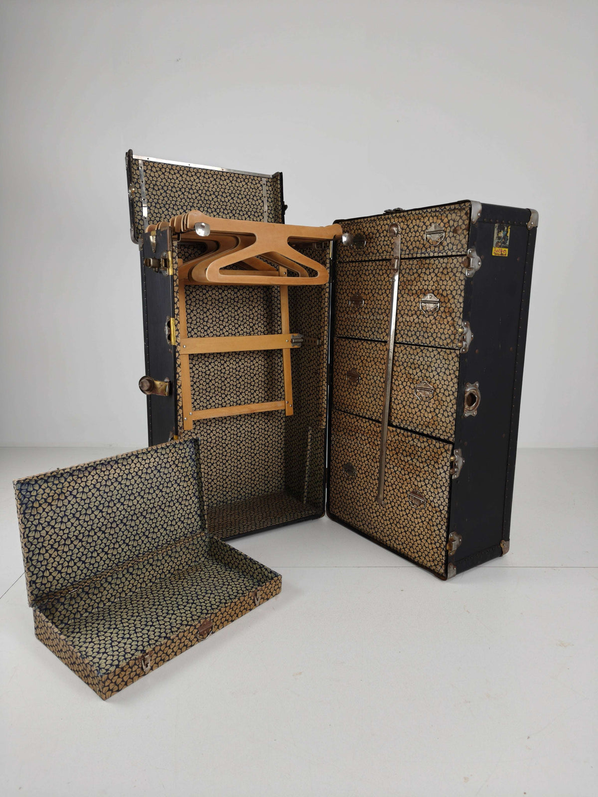 Antique 1924 Belber Black Leather Steamer Trunk - Large Travel Wardrobe Antique 1924 Belber Black Leather Steamer Trunk - Large Travel Wardrobe