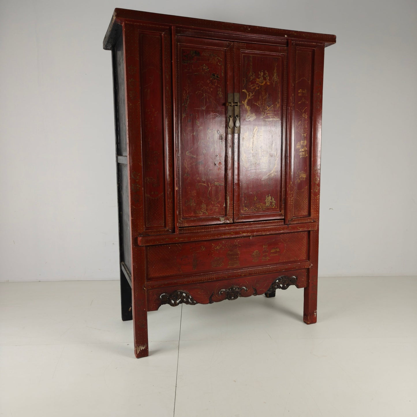 Antique Chinese red lacquer cabinet, late 19th / early 20th century. Antique Chinese red lacquer cabinet, late 19th / early 20th century.