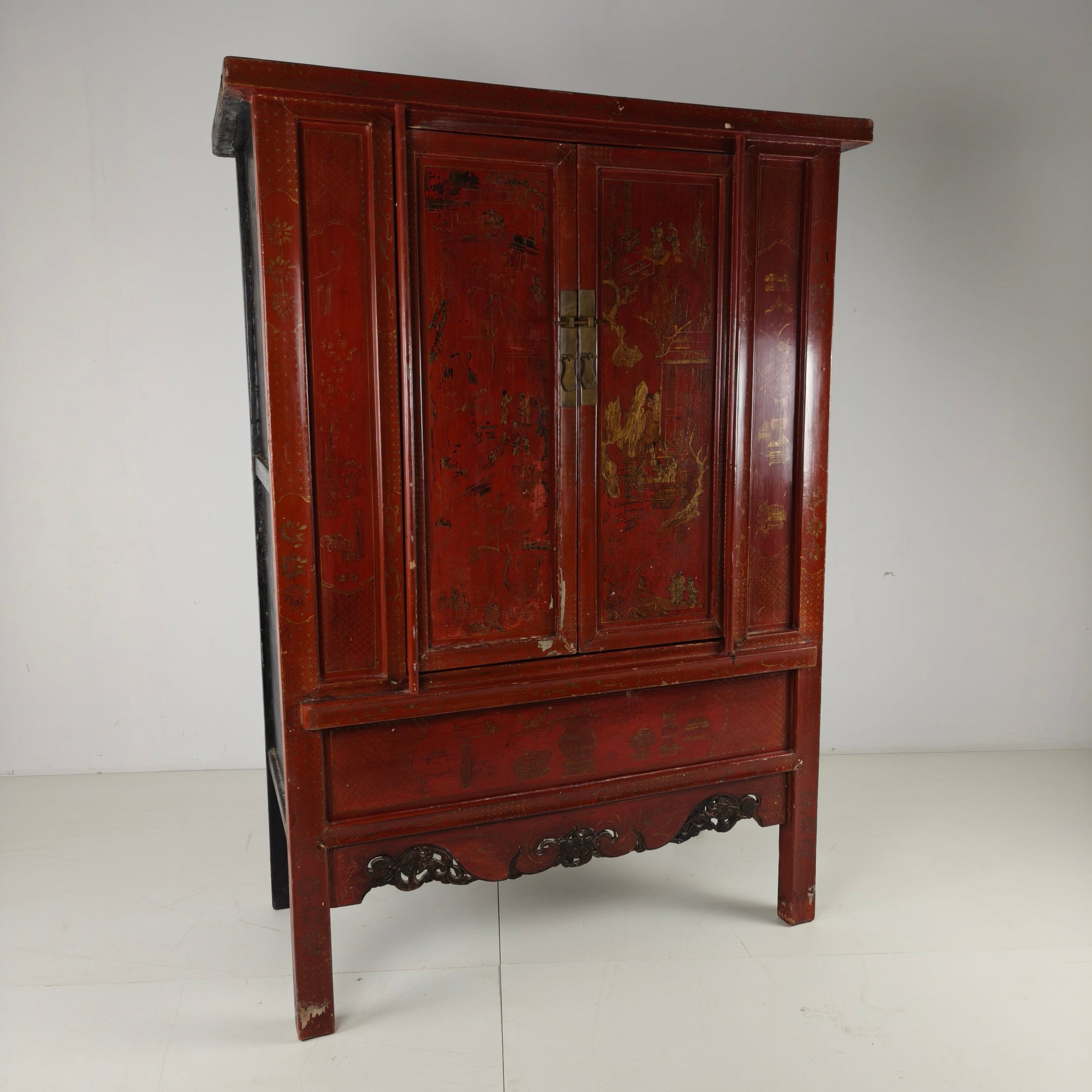 Antique Chinese red lacquer cabinet, late 19th / early 20th century. Antique Chinese red lacquer cabinet, late 19th / early 20th century.