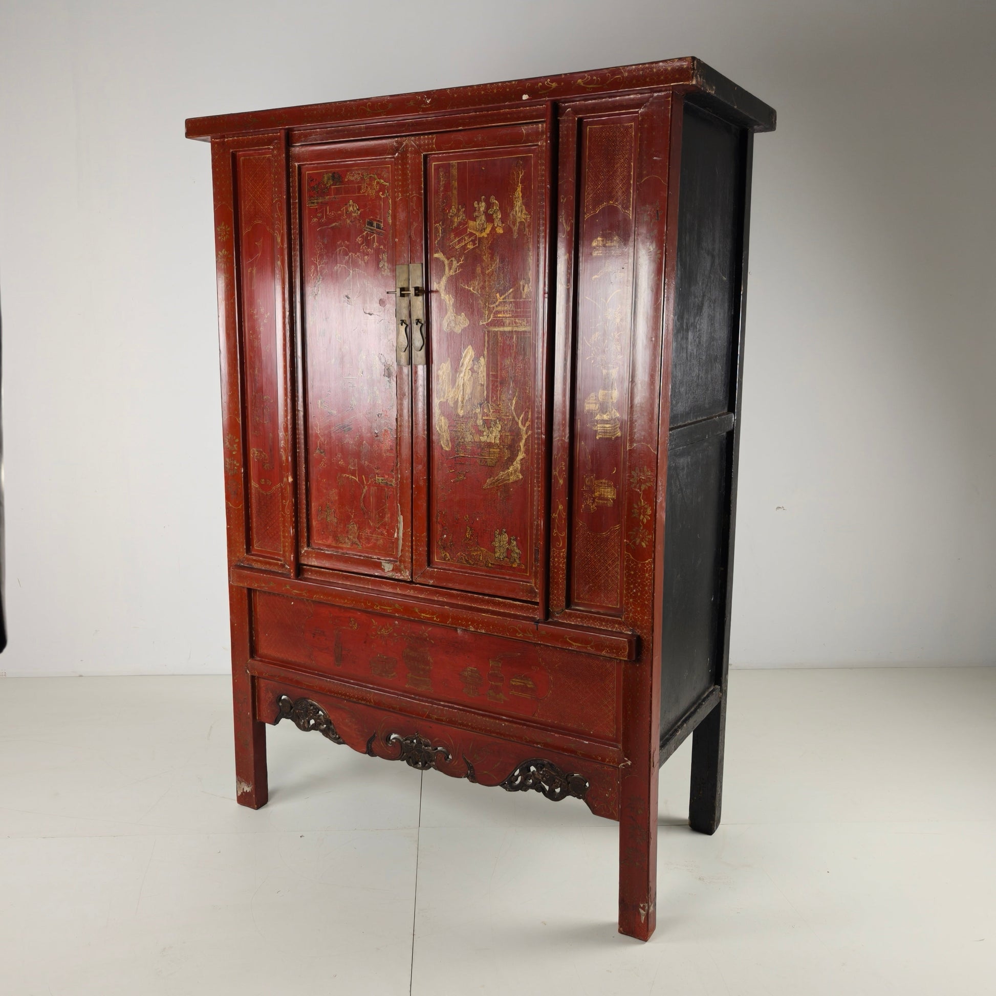 Antique Chinese red lacquer cabinet, late 19th / early 20th century. Antique Chinese red lacquer cabinet, late 19th / early 20th century.