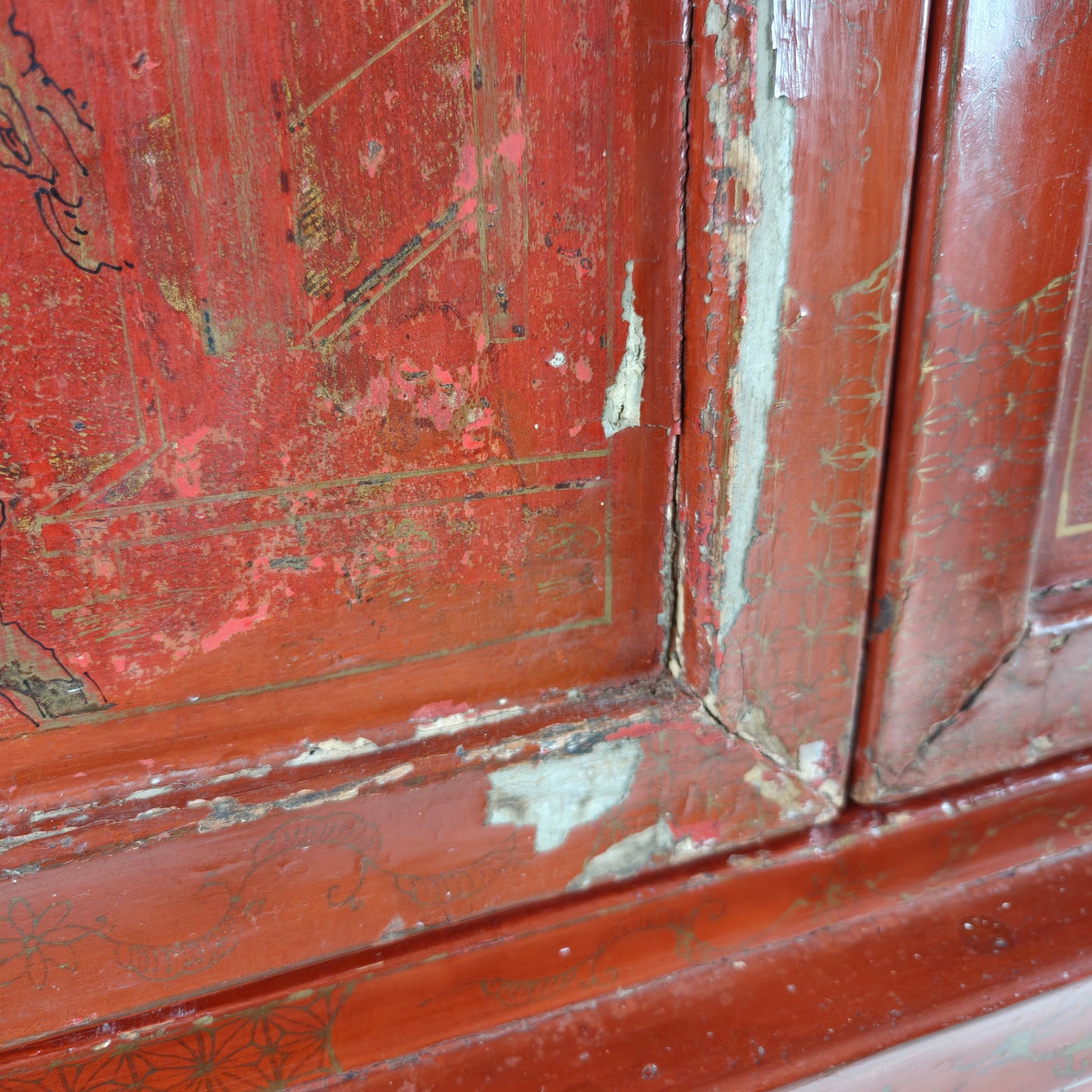 Antique Chinese red lacquer cabinet, late 19th / early 20th century. Antique Chinese red lacquer cabinet, late 19th / early 20th century.