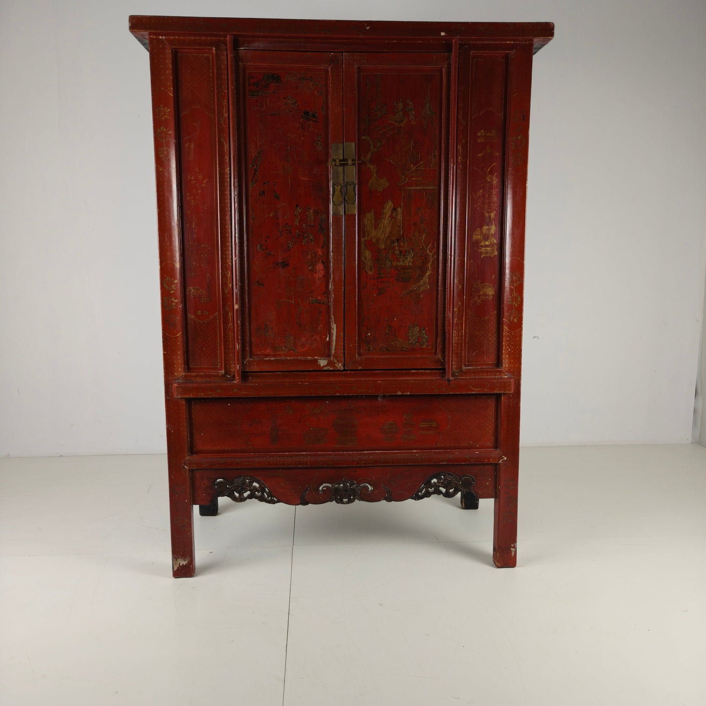 Antique Chinese red lacquer cabinet, late 19th / early 20th century. Antique Chinese red lacquer cabinet, late 19th / early 20th century.
