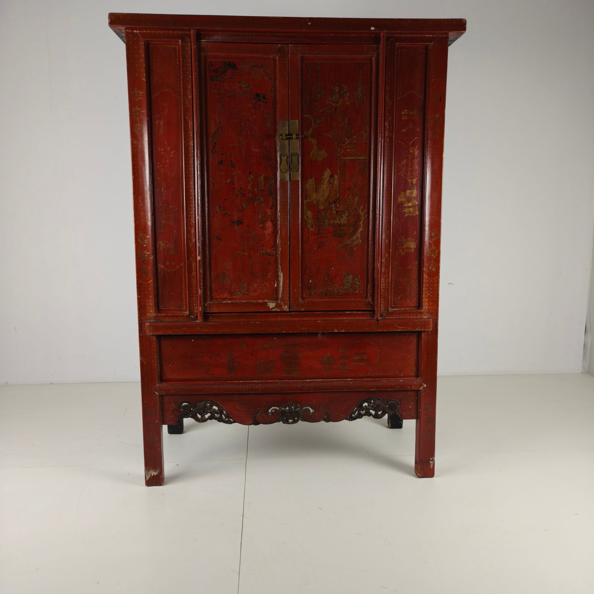 Antique Chinese red lacquer cabinet, late 19th / early 20th century. Antique Chinese red lacquer cabinet, late 19th / early 20th century.