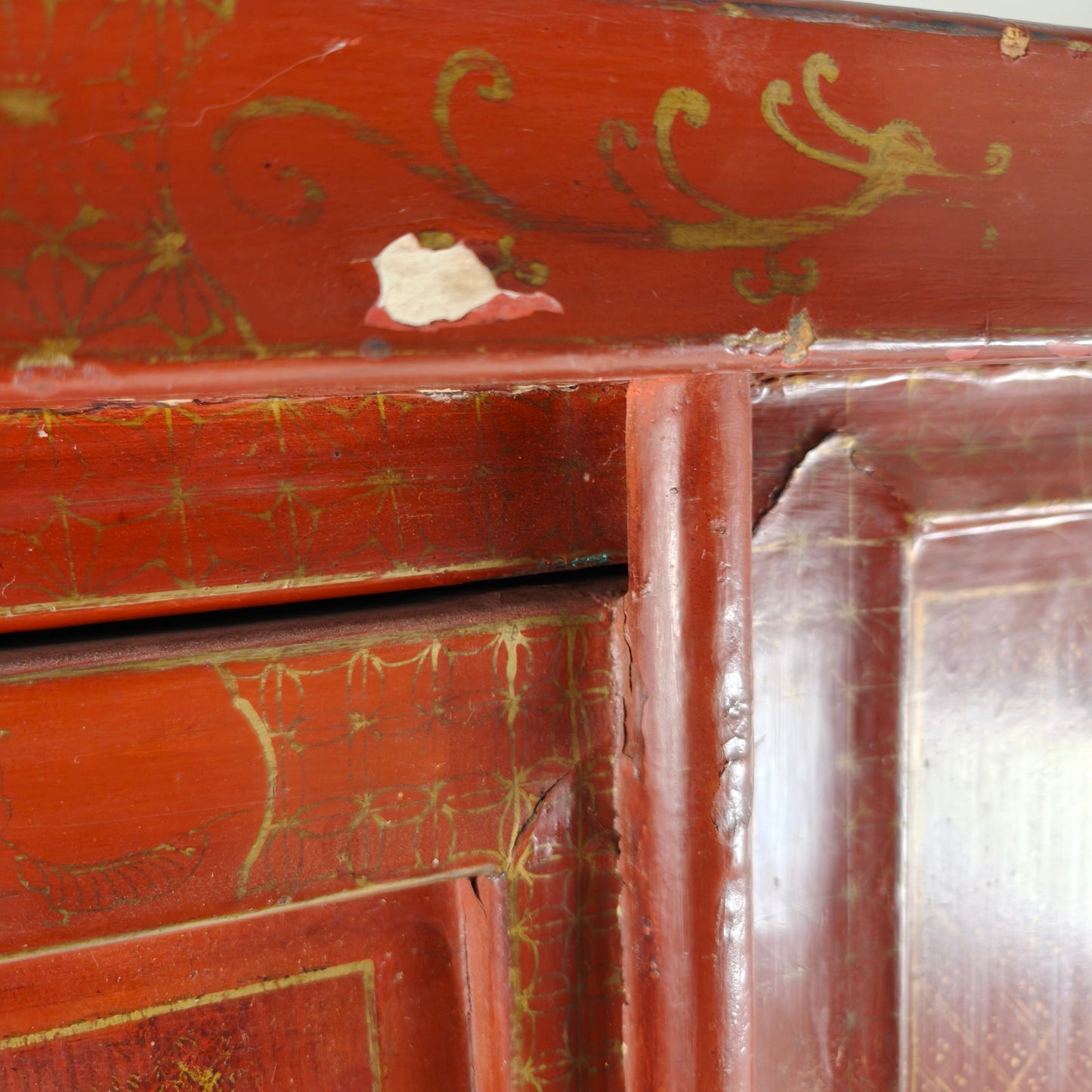 Antique Chinese red lacquer cabinet, late 19th / early 20th century. Antique Chinese red lacquer cabinet, late 19th / early 20th century.