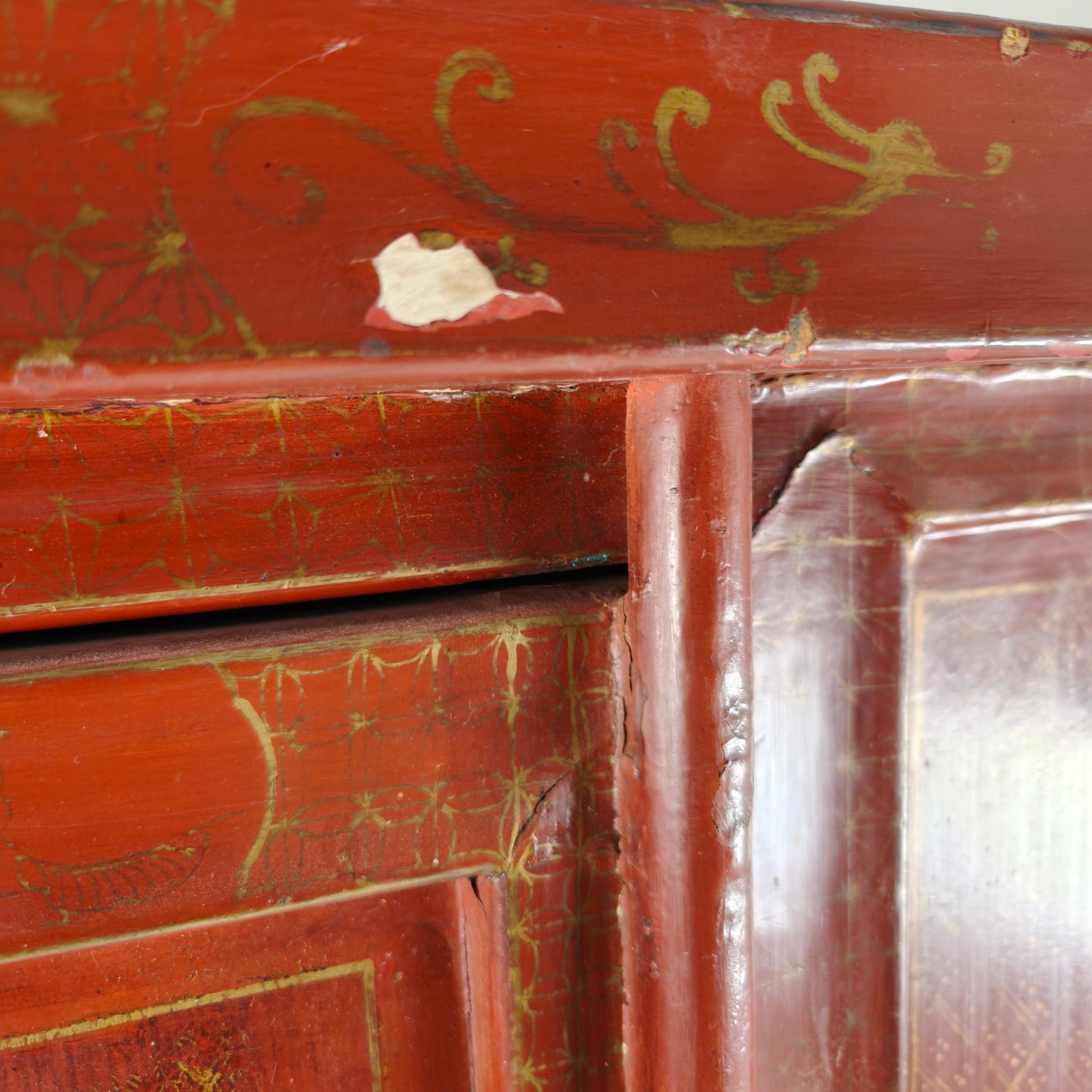 Antique Chinese red lacquer cabinet, late 19th / early 20th century. Antique Chinese red lacquer cabinet, late 19th / early 20th century.