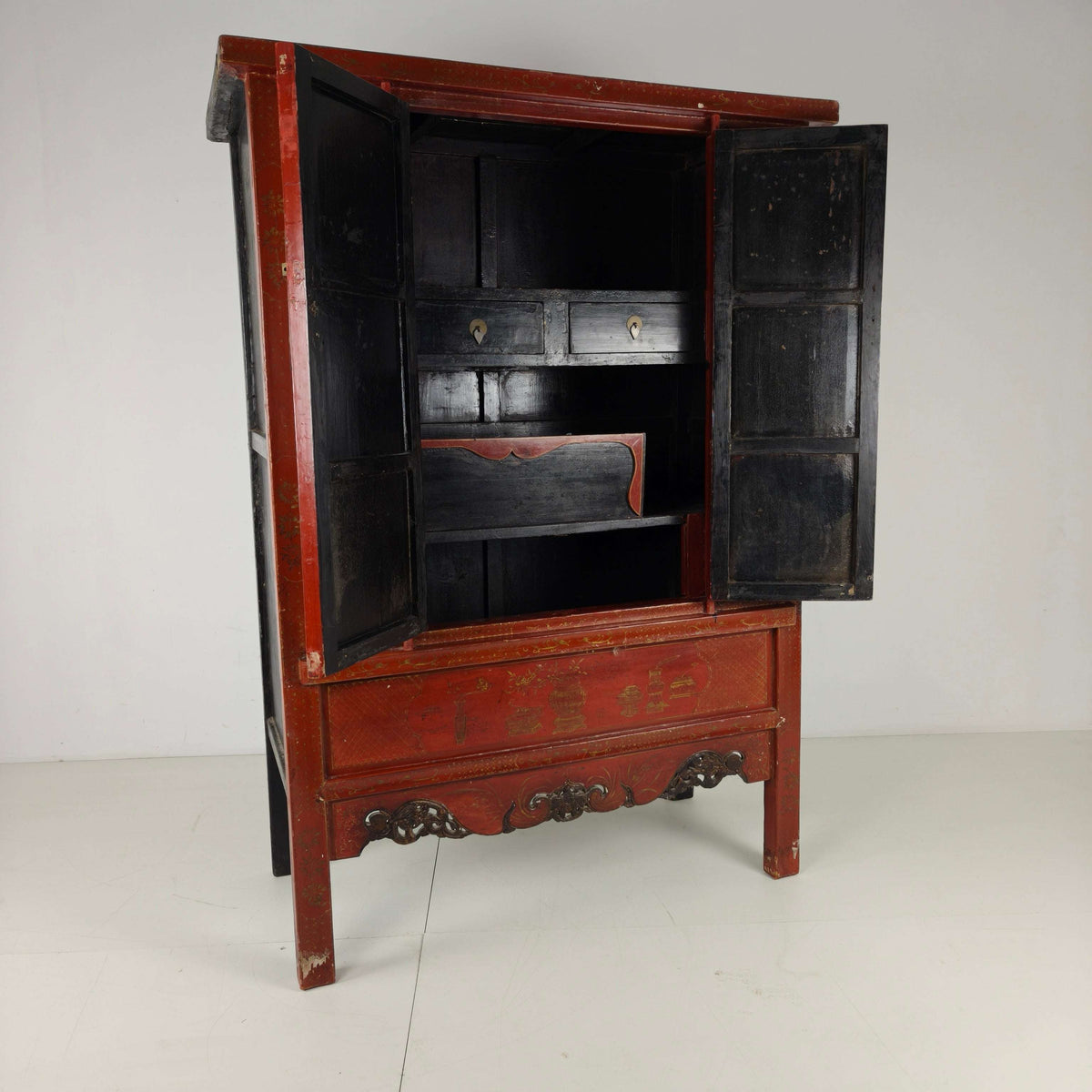Antique Chinese red lacquer cabinet, late 19th / early 20th century. Antique Chinese red lacquer cabinet, late 19th / early 20th century.