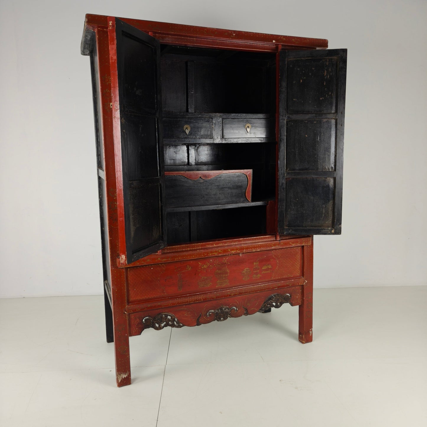 Antique Chinese red lacquer cabinet, late 19th / early 20th century. Antique Chinese red lacquer cabinet, late 19th / early 20th century.