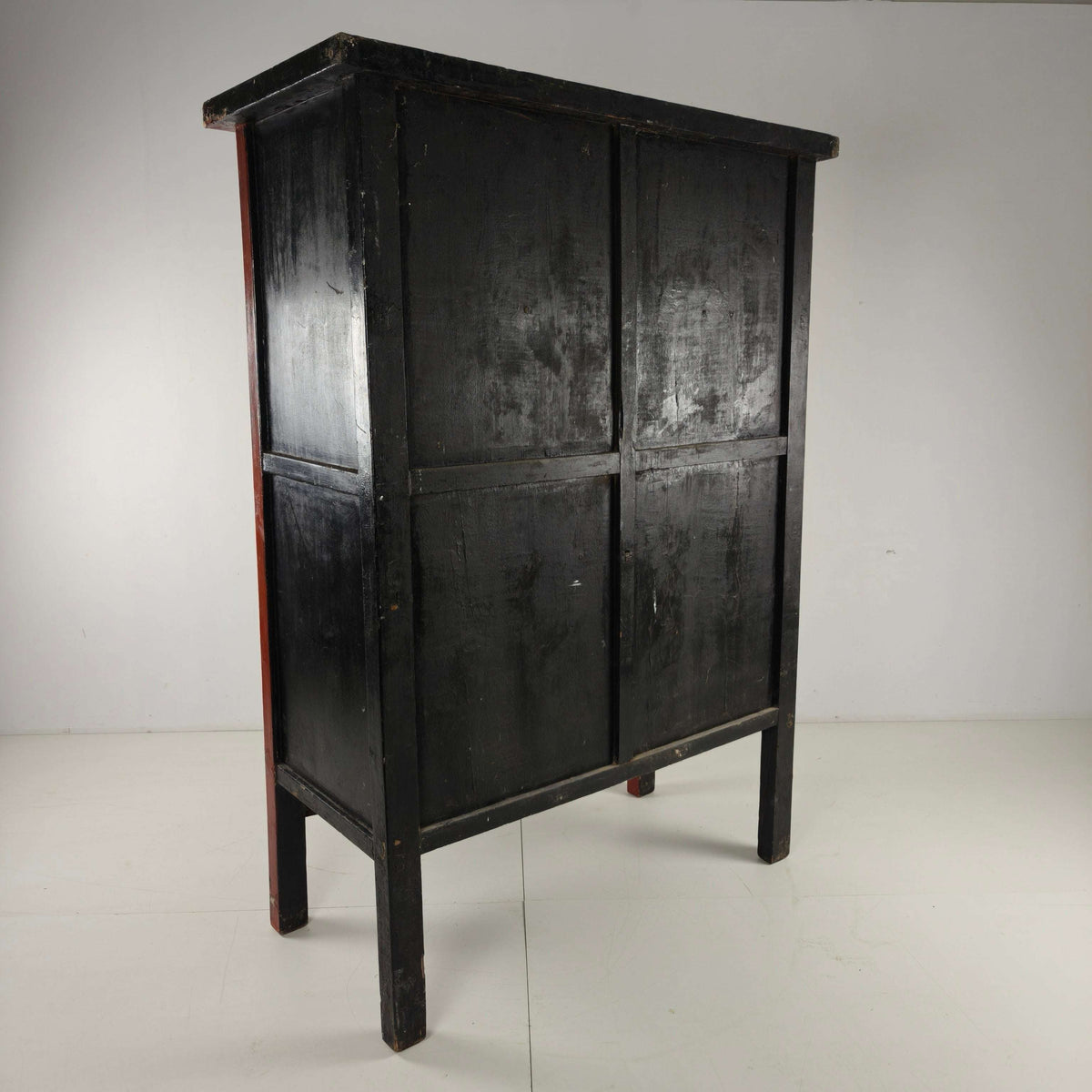 Antique Chinese red lacquer cabinet, late 19th / early 20th century. Antique Chinese red lacquer cabinet, late 19th / early 20th century.