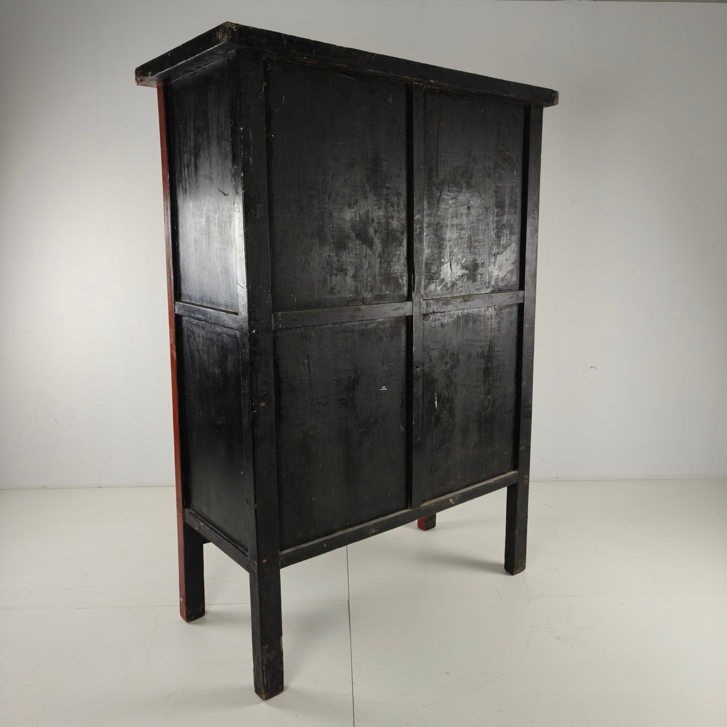Antique Chinese red lacquer cabinet, late 19th / early 20th century. Antique Chinese red lacquer cabinet, late 19th / early 20th century.