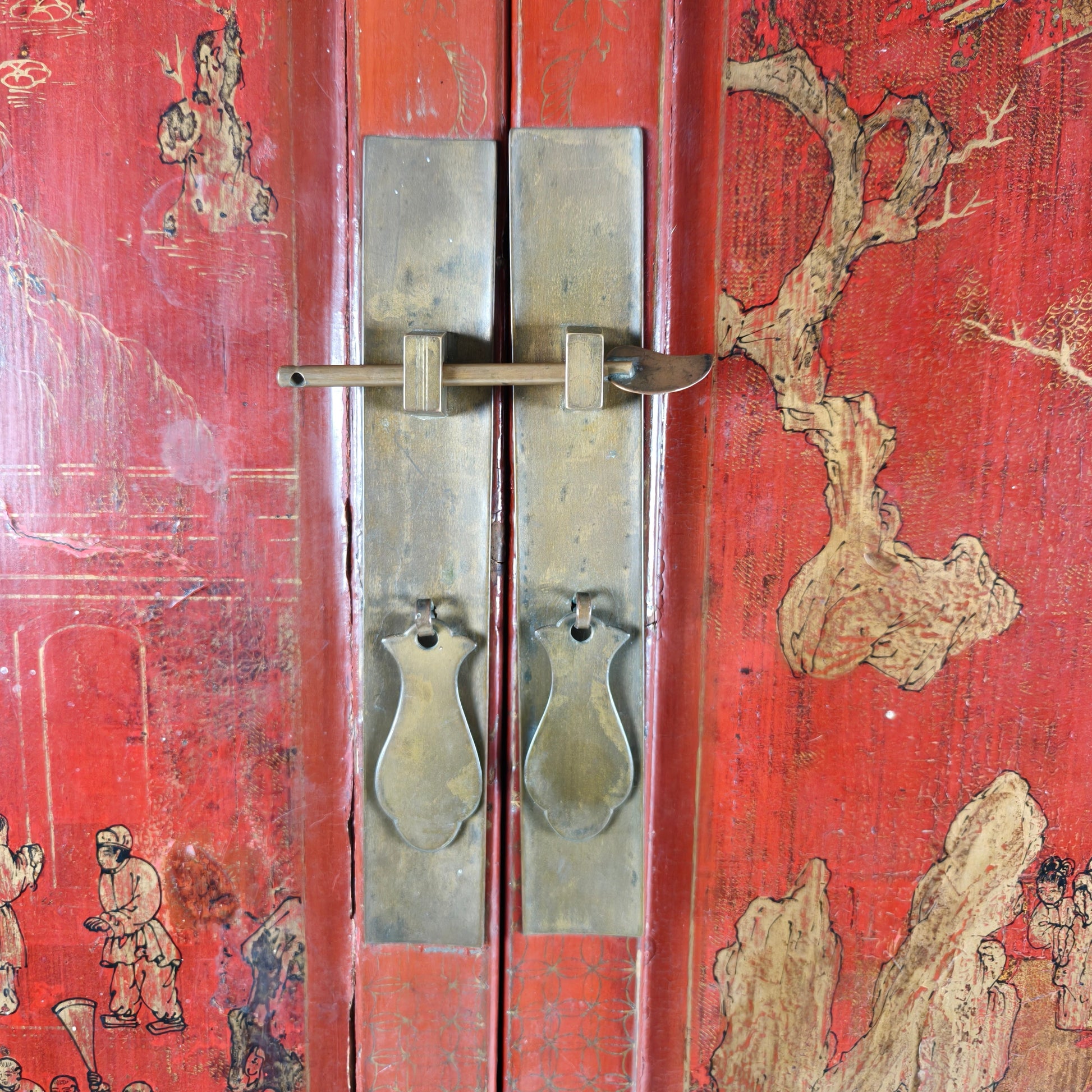 Antique Chinese red lacquer cabinet, late 19th / early 20th century. Antique Chinese red lacquer cabinet, late 19th / early 20th century.
