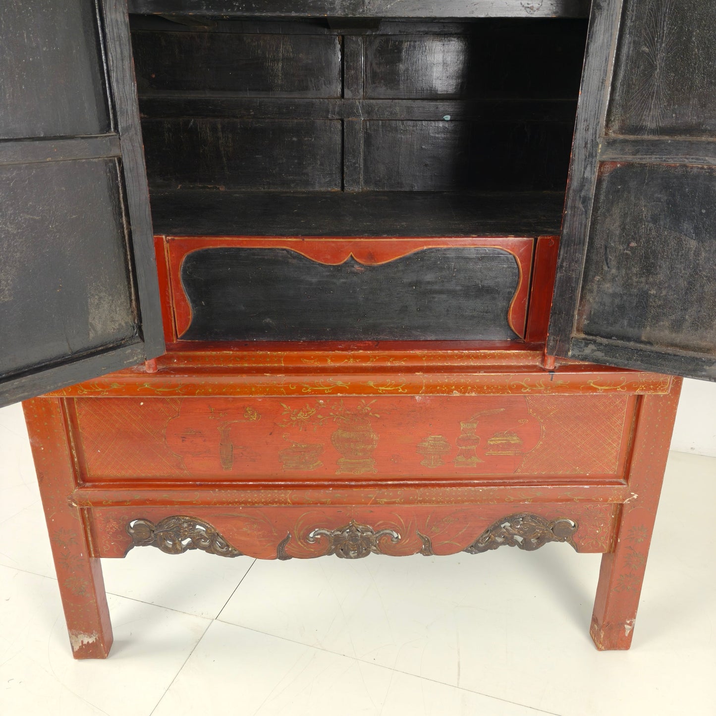Antique Chinese red lacquer cabinet, late 19th / early 20th century. Antique Chinese red lacquer cabinet, late 19th / early 20th century.