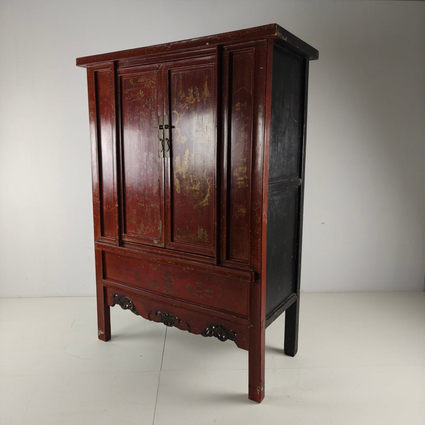 Antique Chinese red lacquer cabinet, late 19th / early 20th century. Antique Chinese red lacquer cabinet, late 19th / early 20th century.
