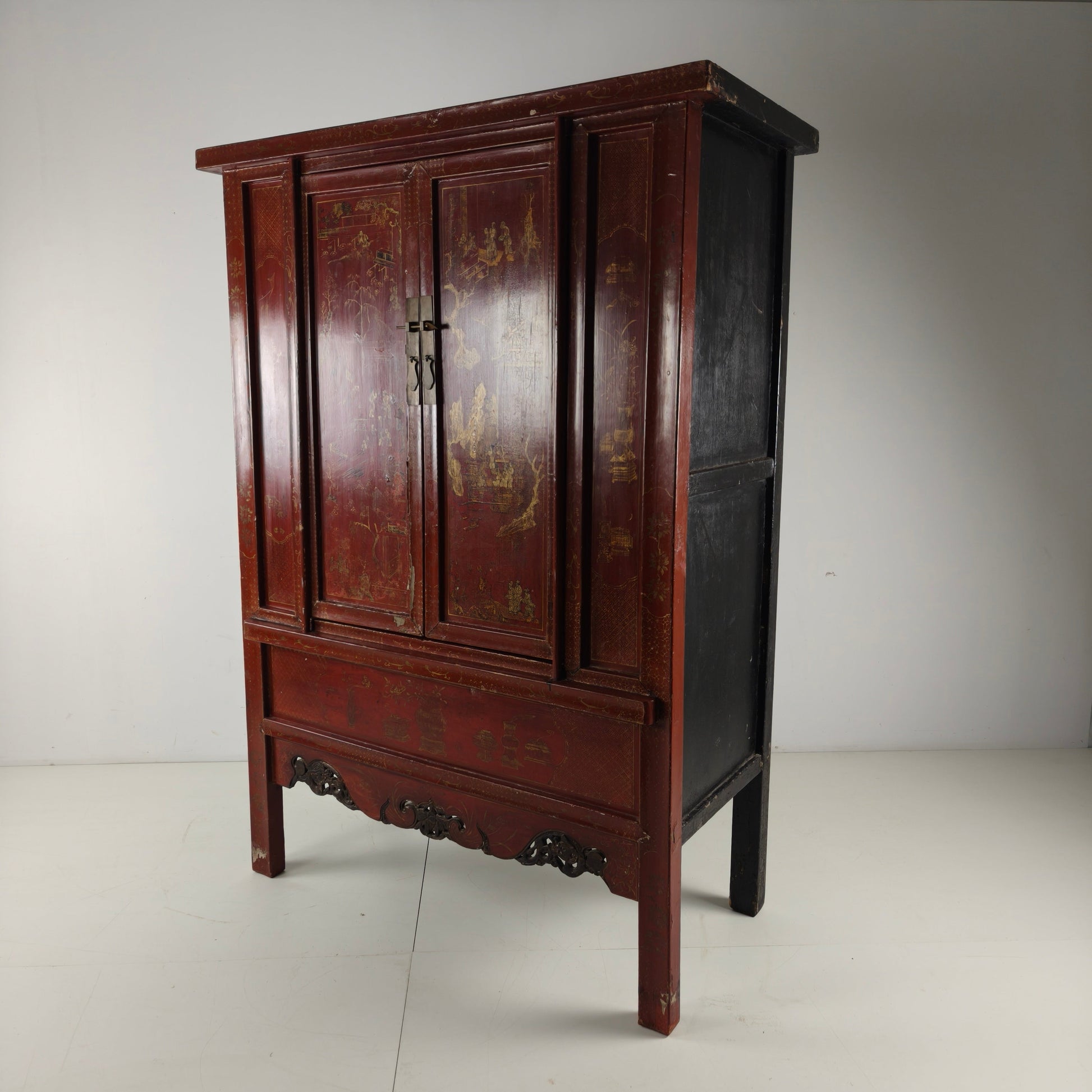 Antique Chinese red lacquer cabinet, late 19th / early 20th century. Antique Chinese red lacquer cabinet, late 19th / early 20th century.