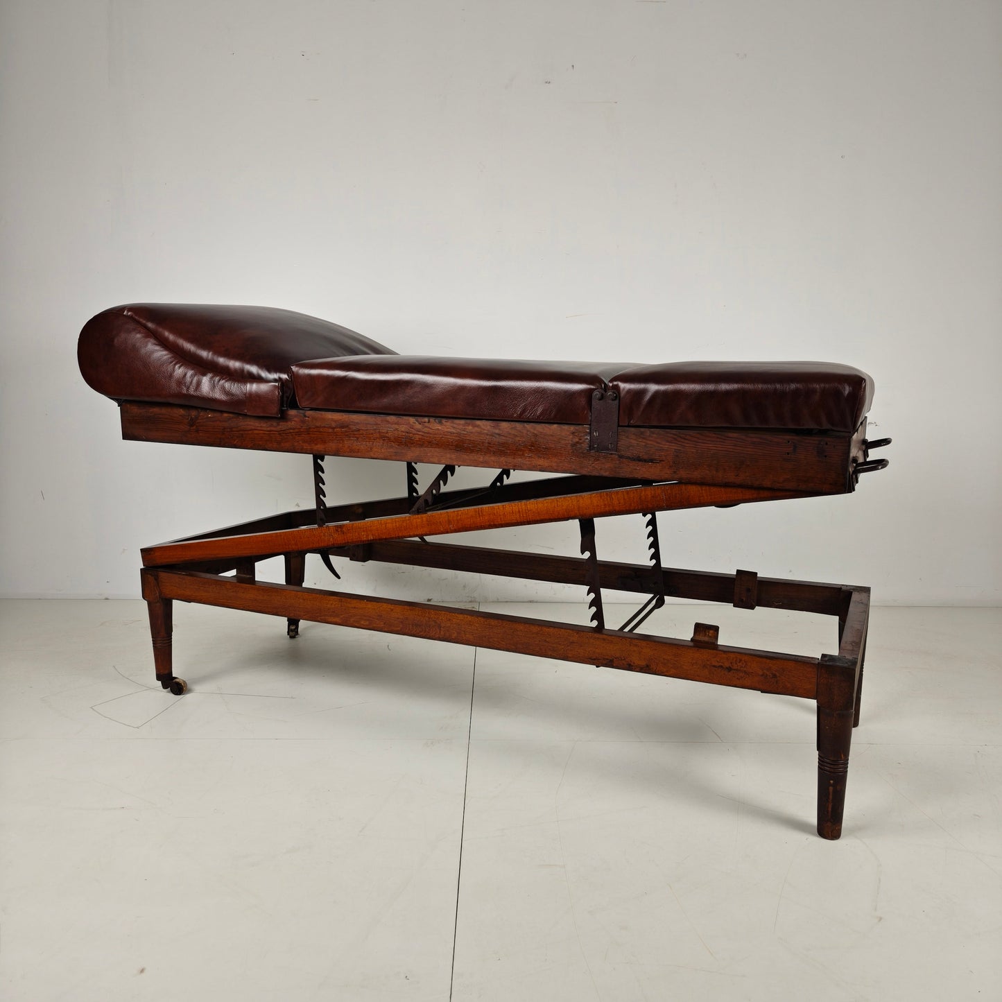 Antique English Military Hospital Bed – 19th Century Antique English Military Hospital Bed – 19th Century