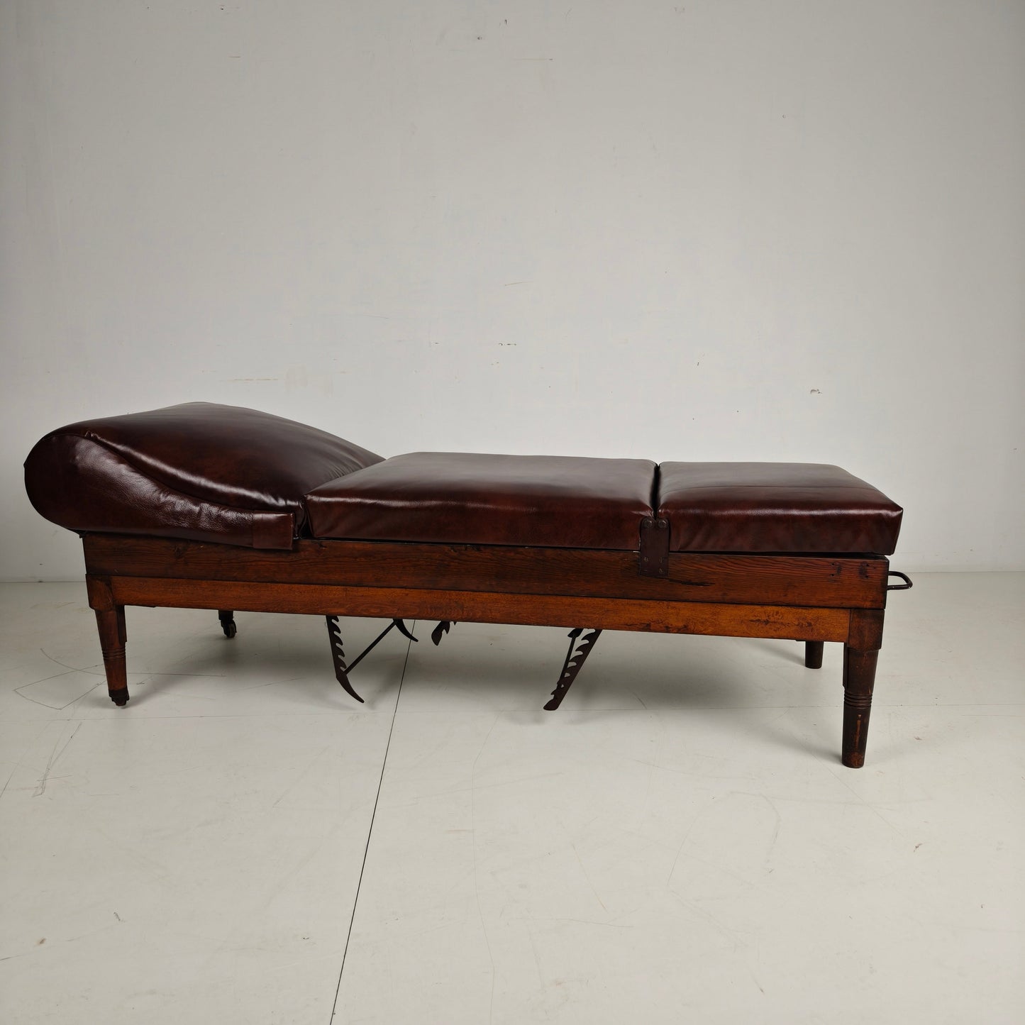 Antique English Military Hospital Bed – 19th Century Antique English Military Hospital Bed – 19th Century