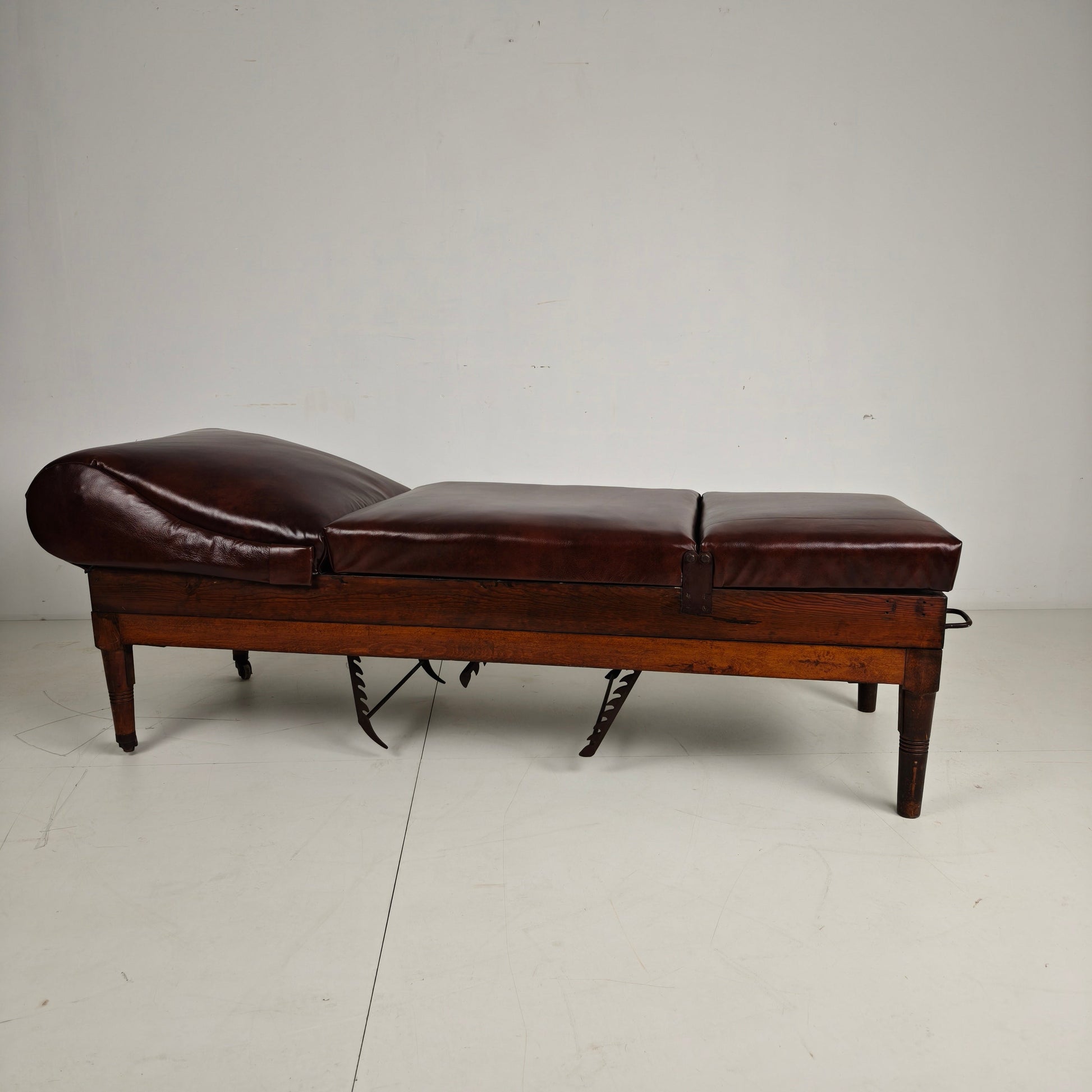 Antique English Military Hospital Bed – 19th Century Antique English Military Hospital Bed – 19th Century