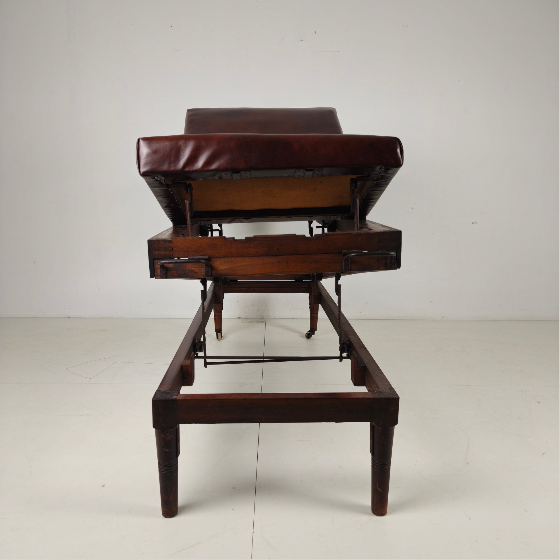 Antique English Military Hospital Bed – 19th Century Antique English Military Hospital Bed – 19th Century