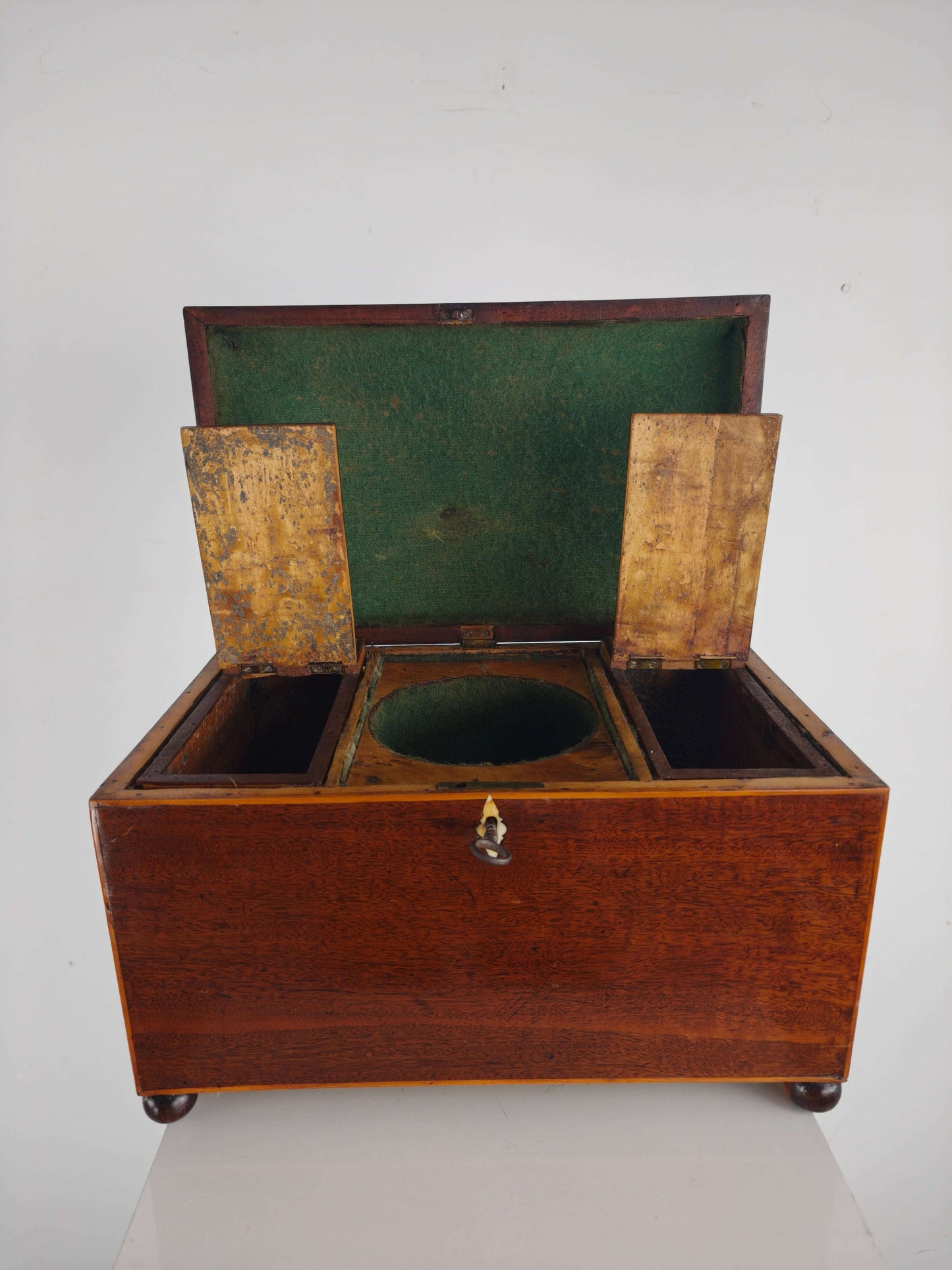 Antique English Rosewood Tea box, Early 19th Century Antique English Rosewood Tea box, Early 19th Century