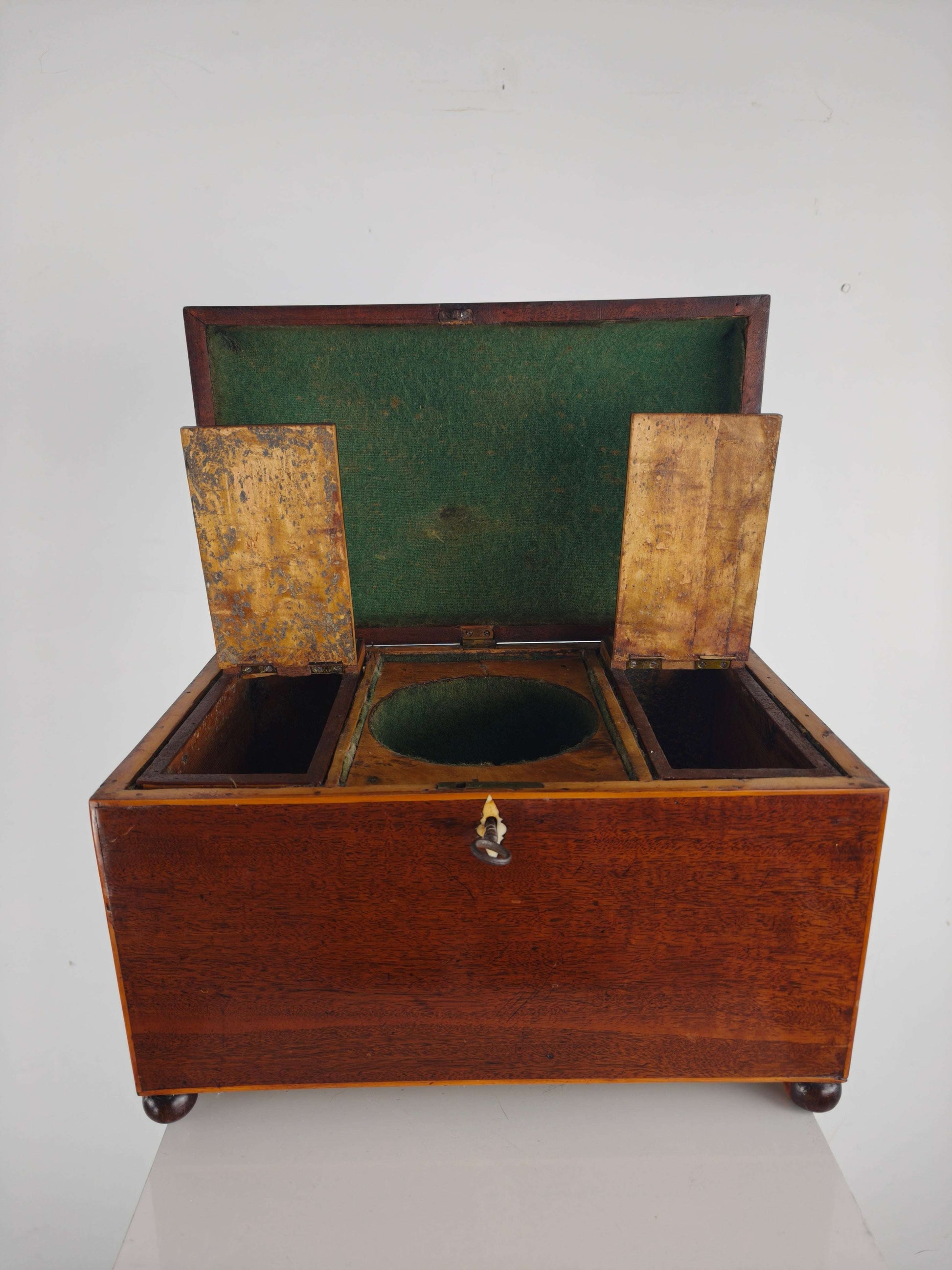 Antique English Rosewood Tea box, Early 19th Century Antique English Rosewood Tea box, Early 19th Century