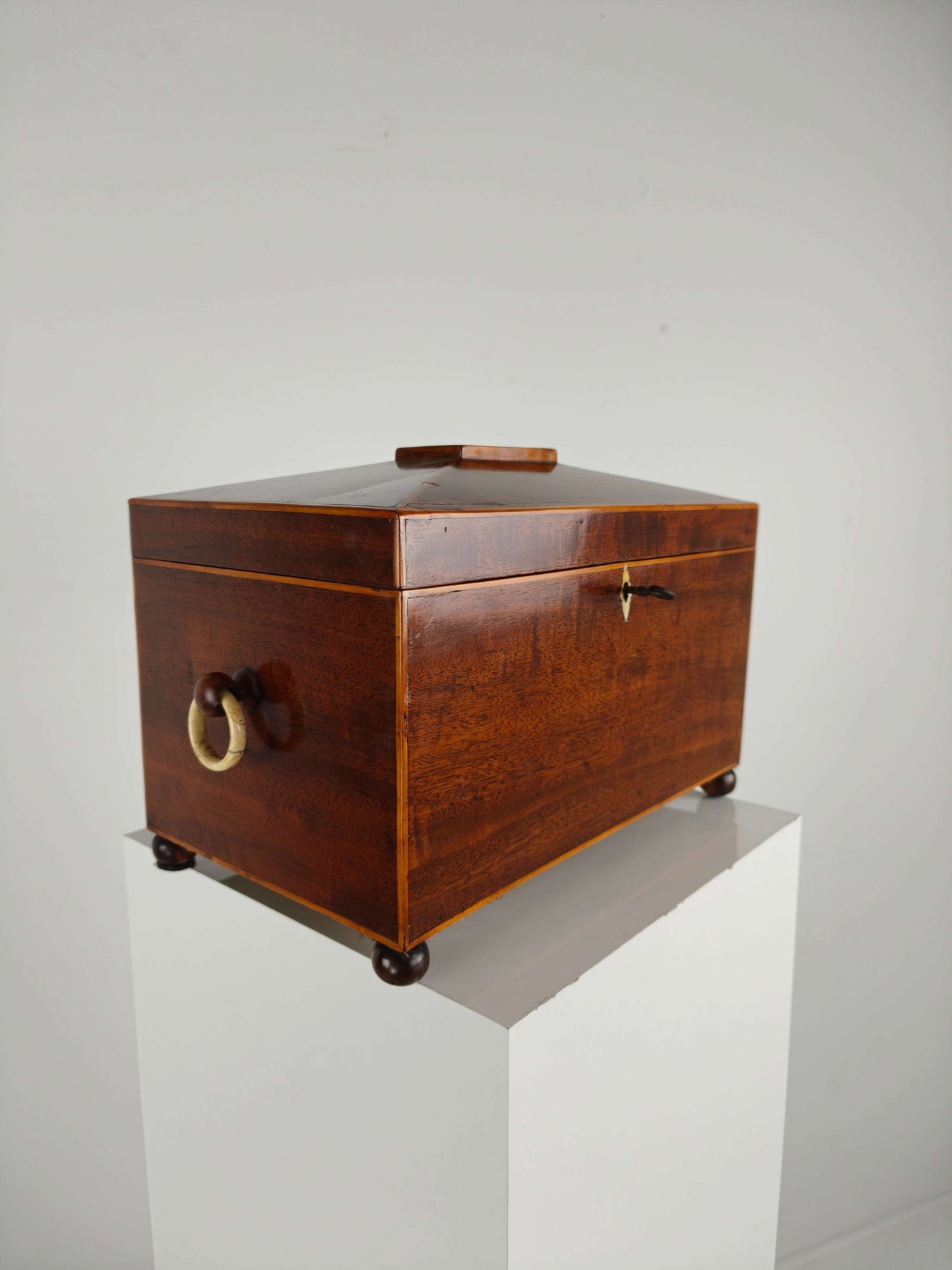 Antique English Rosewood Tea box, Early 19th Century Antique English Rosewood Tea box, Early 19th Century
