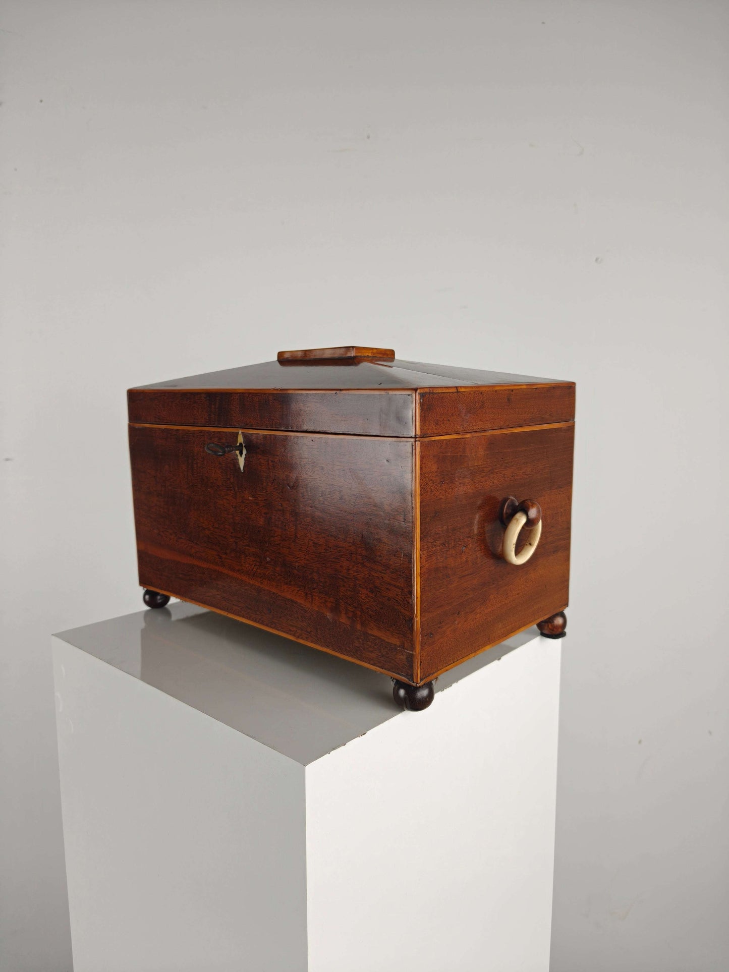 Antique English Rosewood Tea box, Early 19th Century Antique English Rosewood Tea box, Early 19th Century