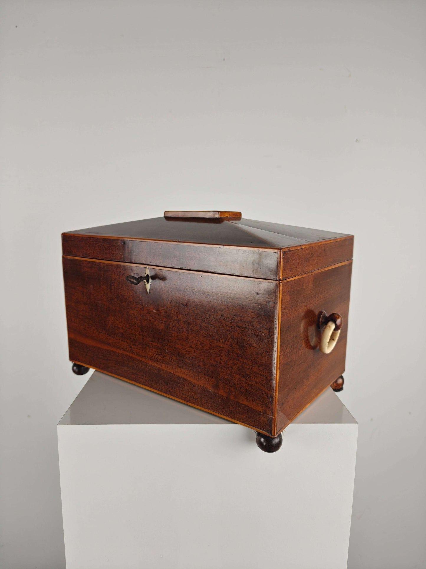 Antique English Rosewood Tea box, Early 19th Century Antique English Rosewood Tea box, Early 19th Century