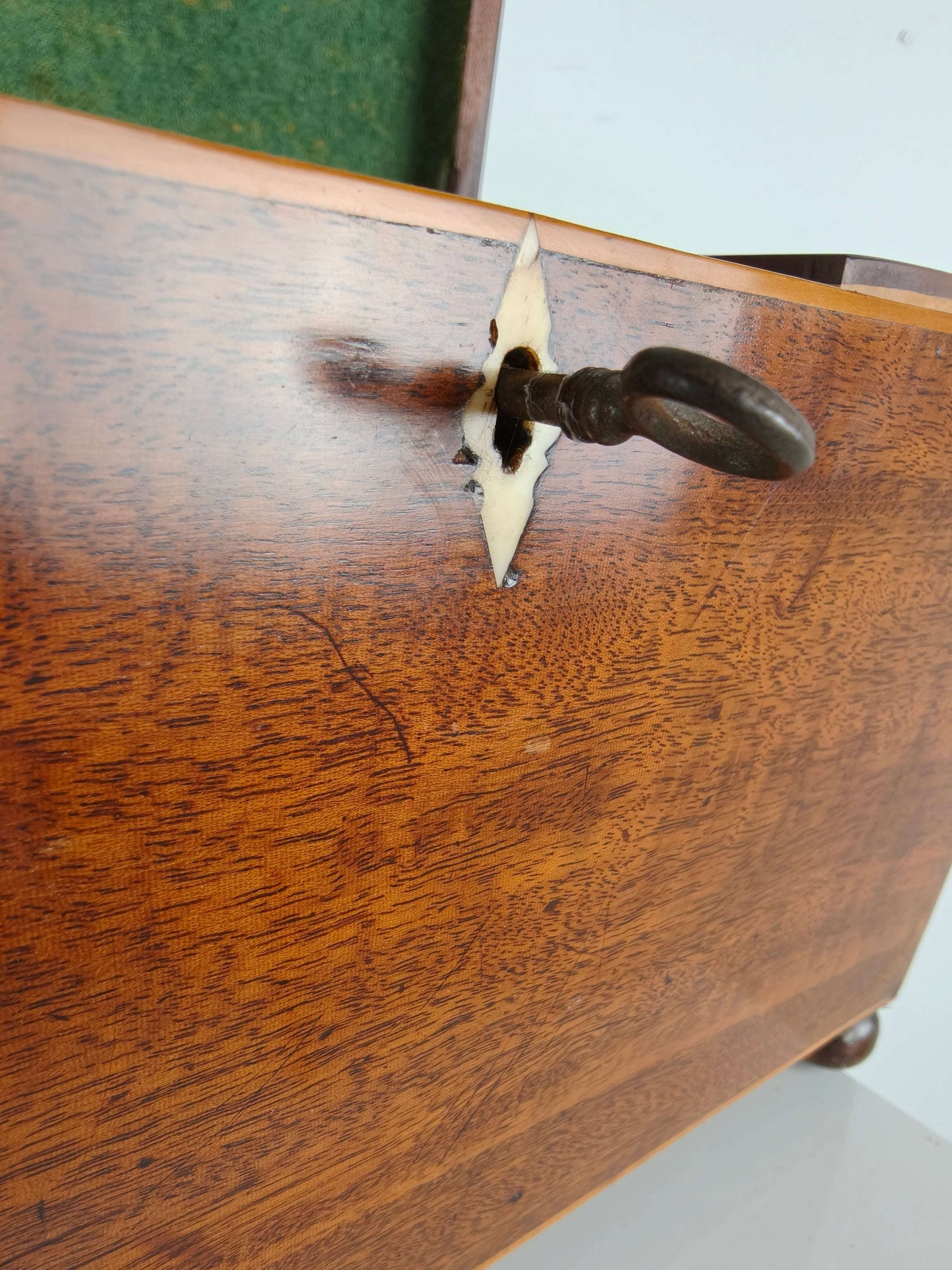 Antique English Rosewood Tea box, Early 19th Century Antique English Rosewood Tea box, Early 19th Century