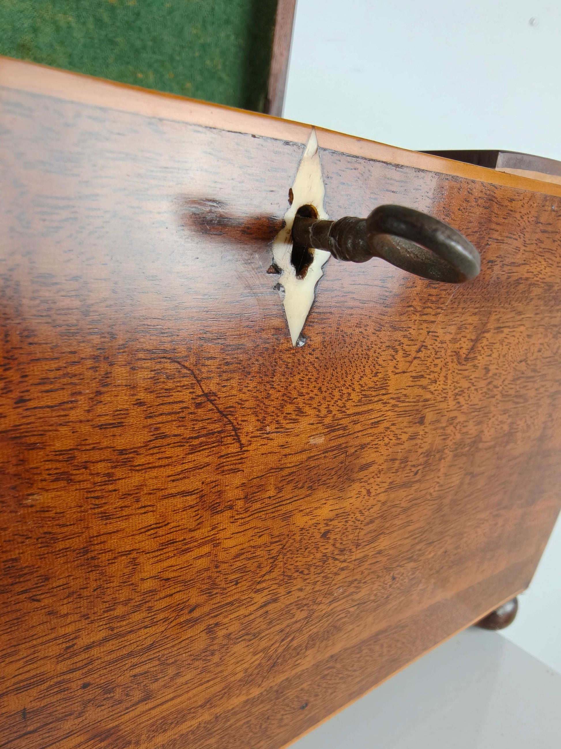 Antique English Rosewood Tea box, Early 19th Century Antique English Rosewood Tea box, Early 19th Century