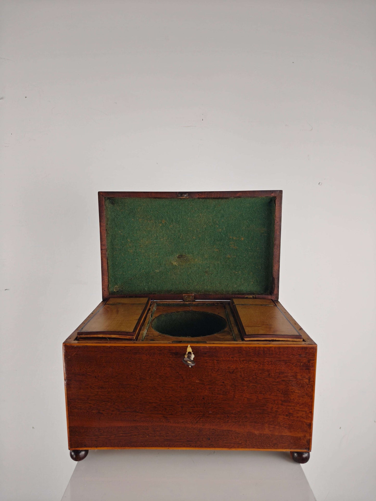 Antique English Rosewood Tea box, Early 19th Century Antique English Rosewood Tea box, Early 19th Century