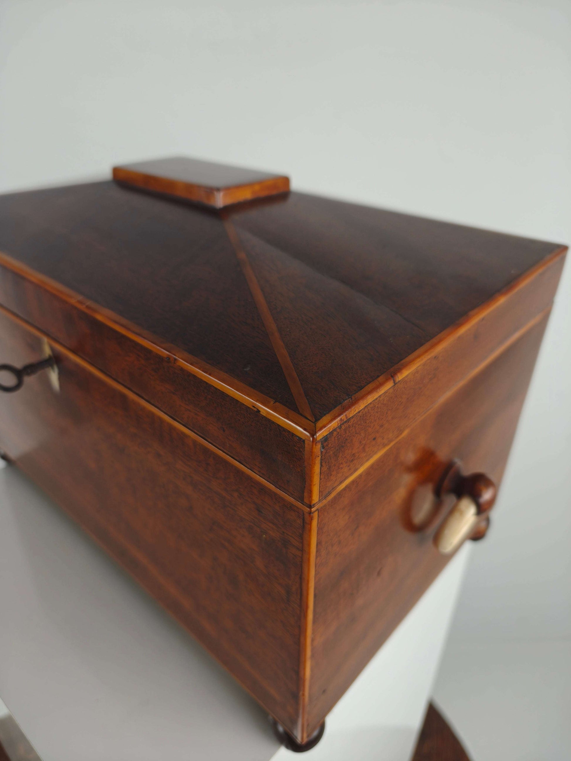 Antique English Rosewood Tea box, Early 19th Century Antique English Rosewood Tea box, Early 19th Century
