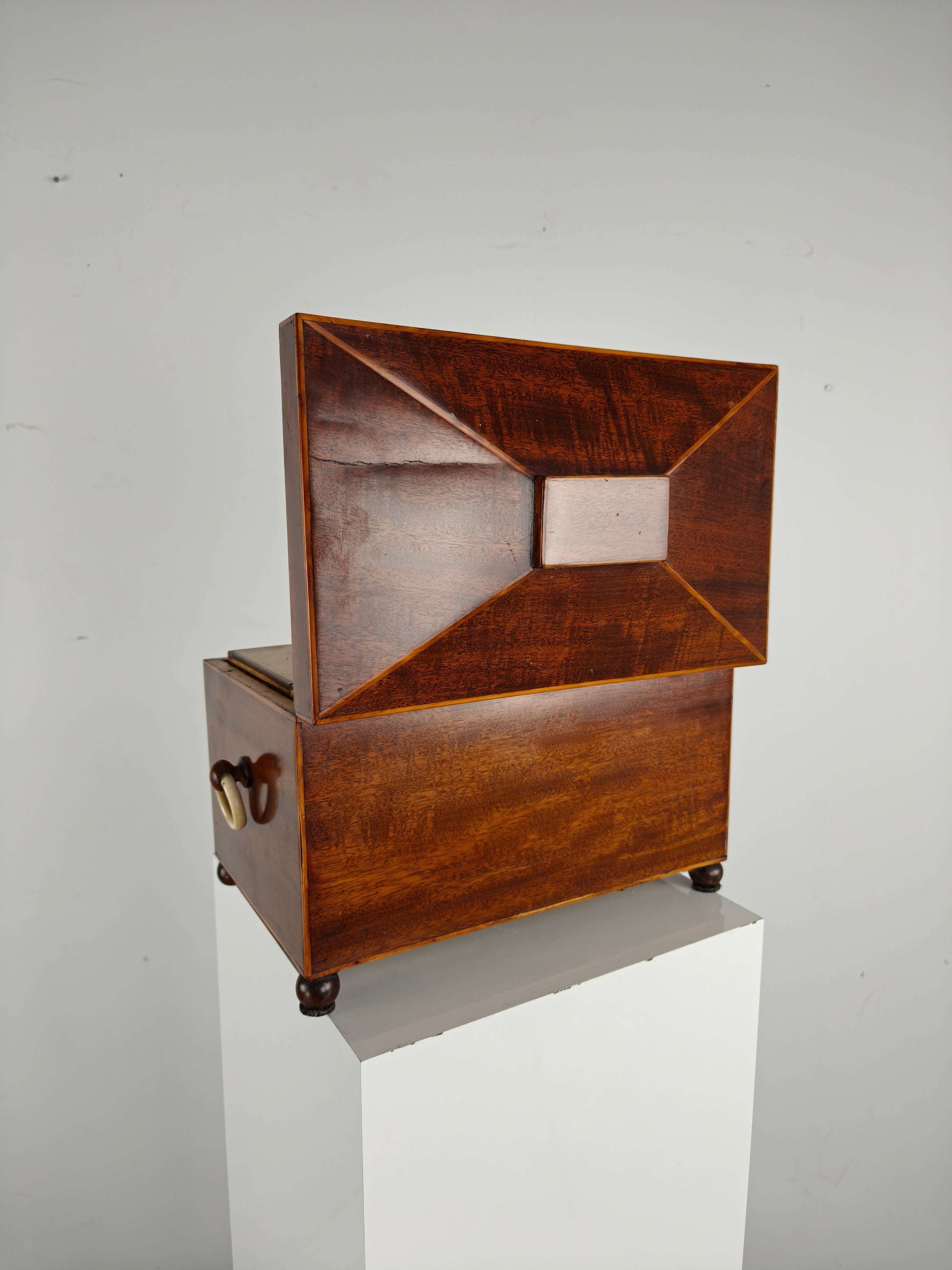 Antique English Rosewood Tea box, Early 19th Century Antique English Rosewood Tea box, Early 19th Century