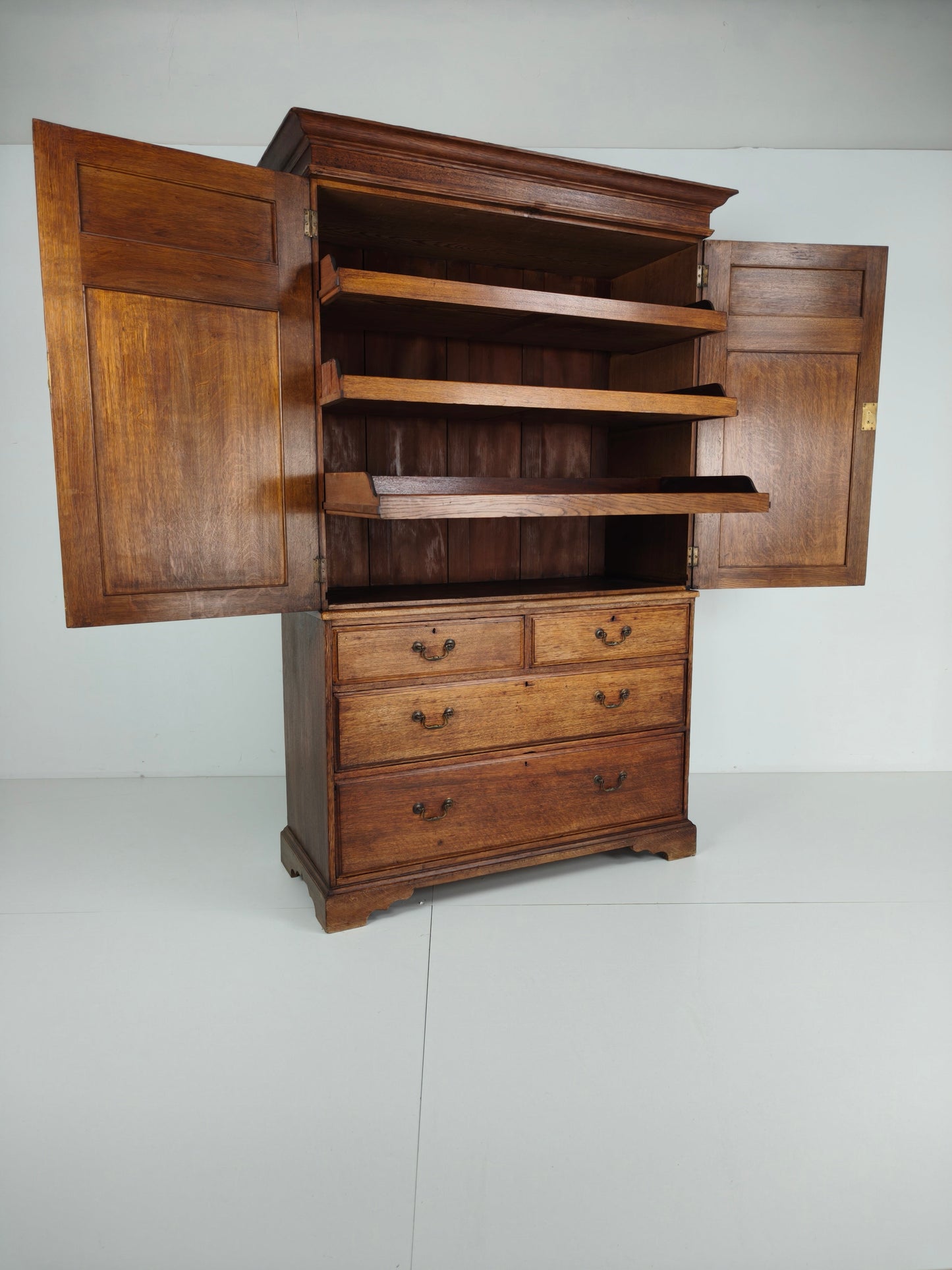 Antique Howard & Son’s Berners Street Linen Press Wardrobe – Light Oak, 19th Century Antique Howard & Son’s Berners Street Linen Press Wardrobe – Light Oak, 19th Century